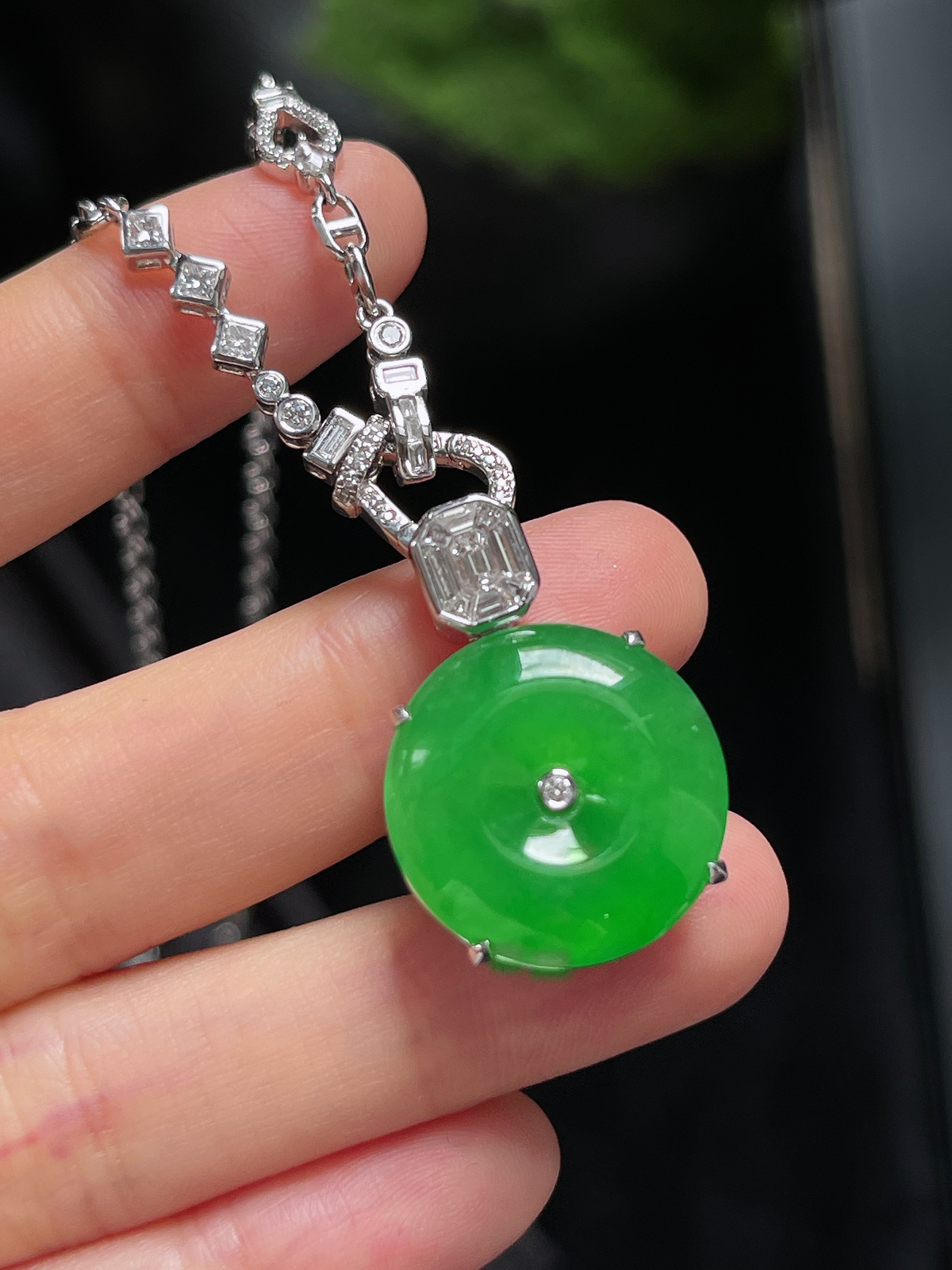 翡翠冰阳绿项链，印记：Au750,伴钻石