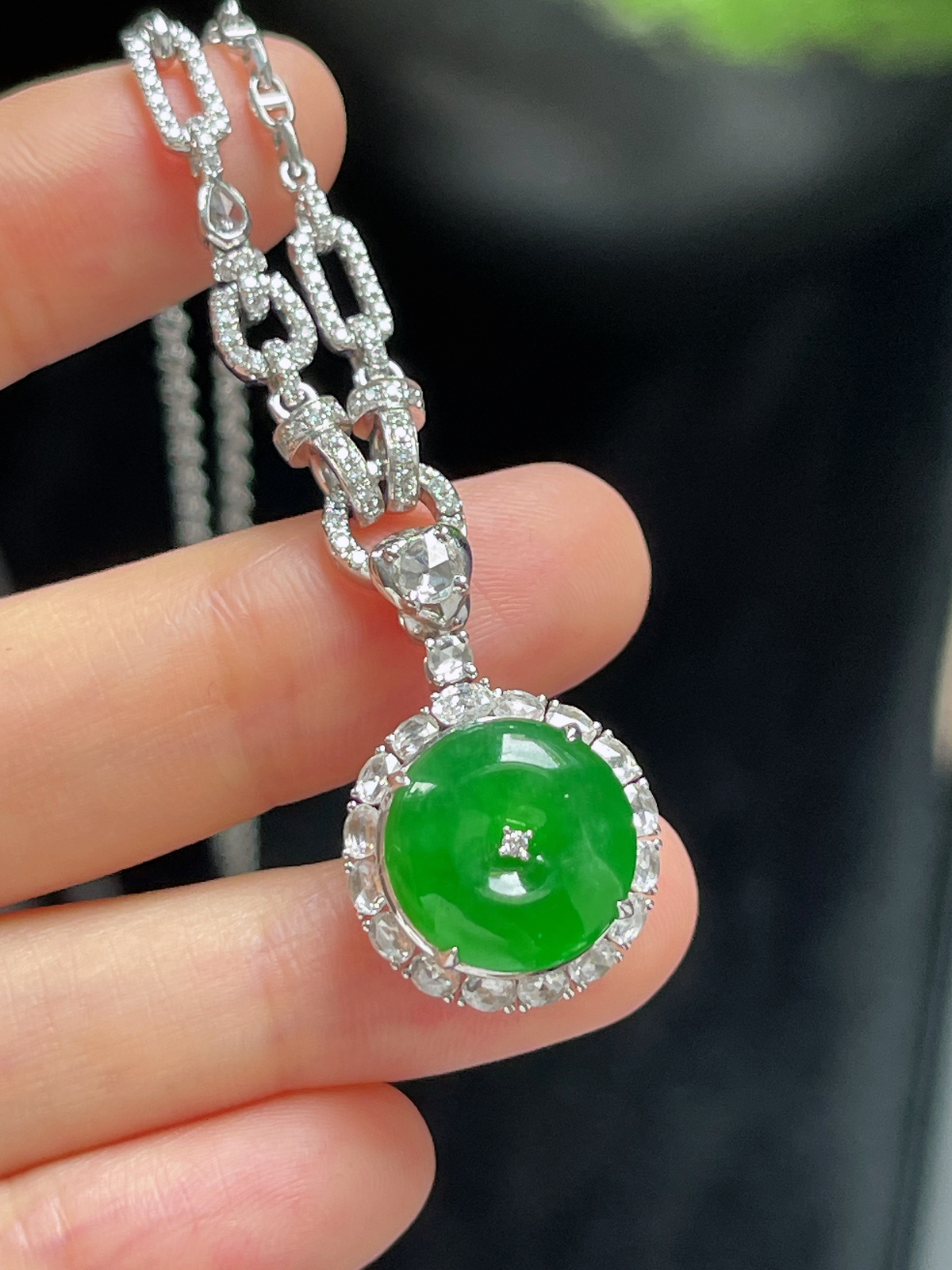 翡翠冰阳绿项链，印记：Au750,伴钻石