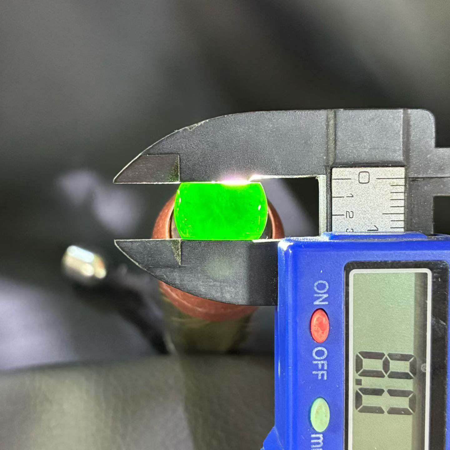 【墨翠裸石】
 黑度油黑 灯打通透 品相饱满大气 尺寸12.8