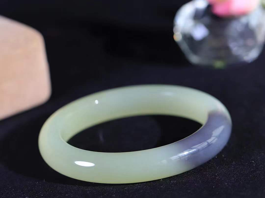 【婉约佳人.手镯】

精品️和田玉晴水烟紫双色手镯 玉质温润细腻 油性十足 手感舒适，高华雅逸，线条流畅，简约大气，美自天成，素雅高贵。佩戴于腕间，婉约之美，举手投足间透出那份低调奢华。重51.7克 内径55.5mm  尺寸11.4-9mm   FDT-78451533