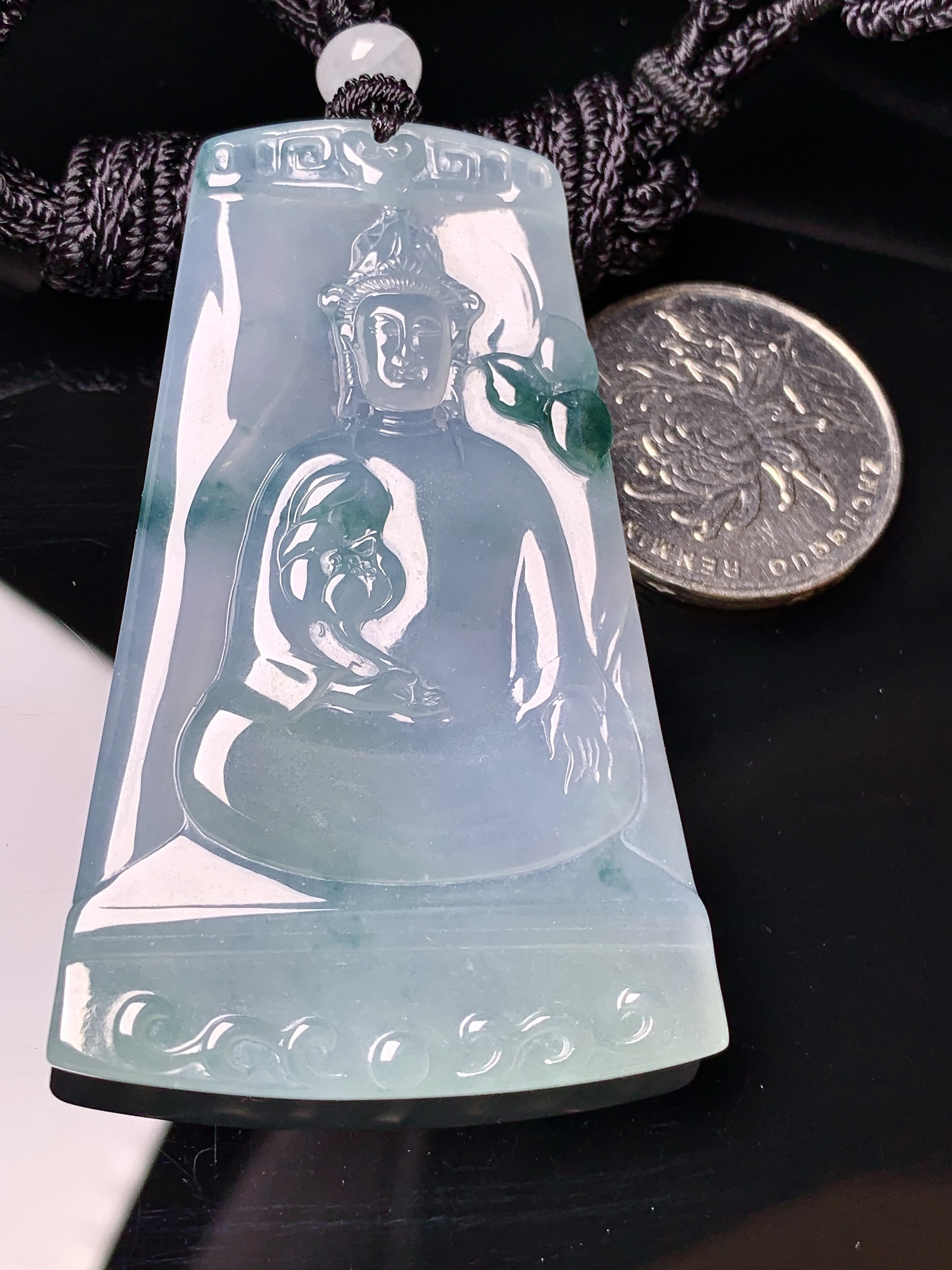 飘绿观音菩萨吊坠 玉质细腻 色泽艳丽清新 水润亮眼 整体尺寸59.8*37.6*5.5L1