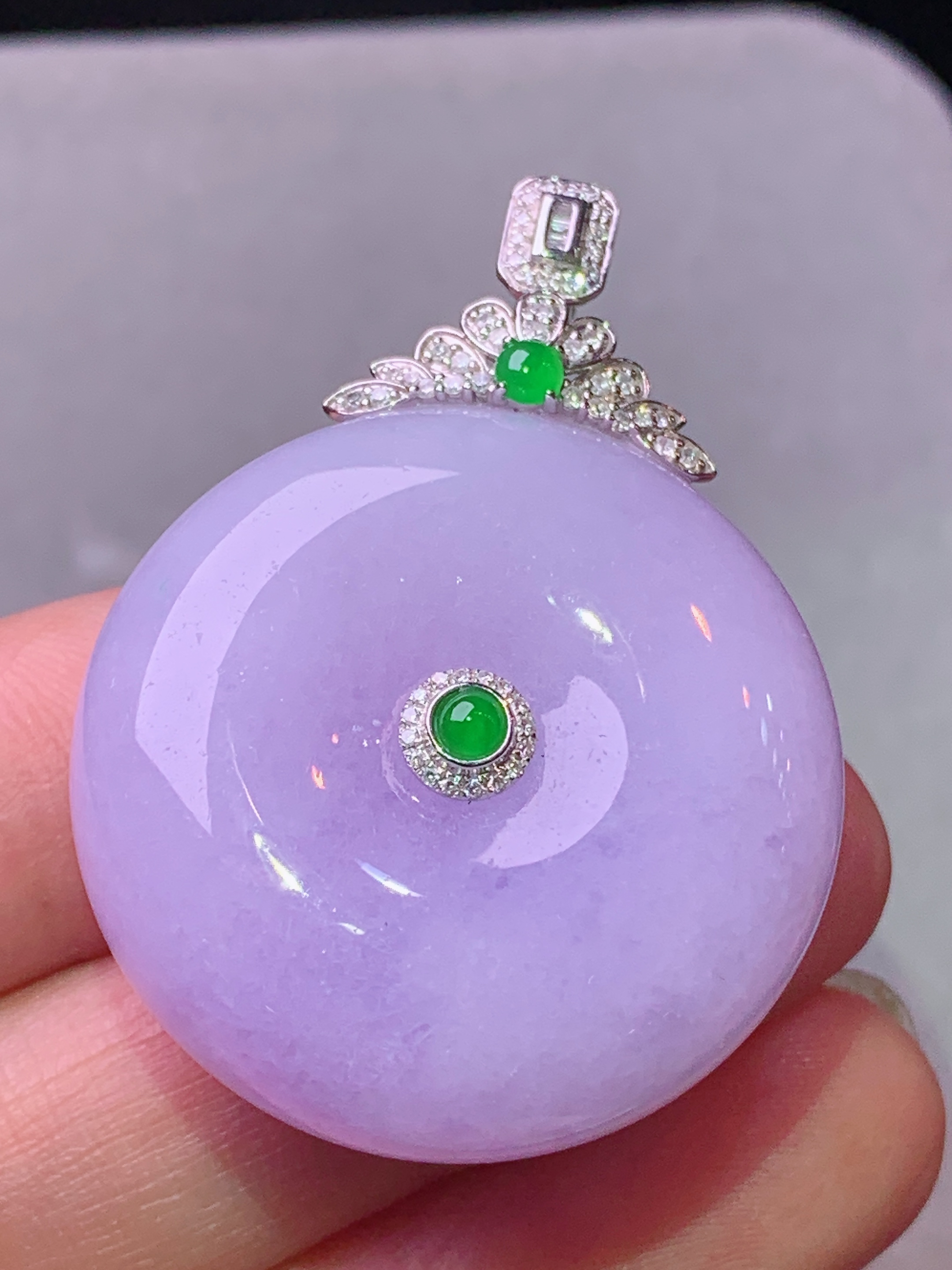 18k金钻镶嵌紫罗兰平安扣吊坠 玉质细腻 色泽艳丽清新 水润亮眼 整体尺寸41.3*30*12b1