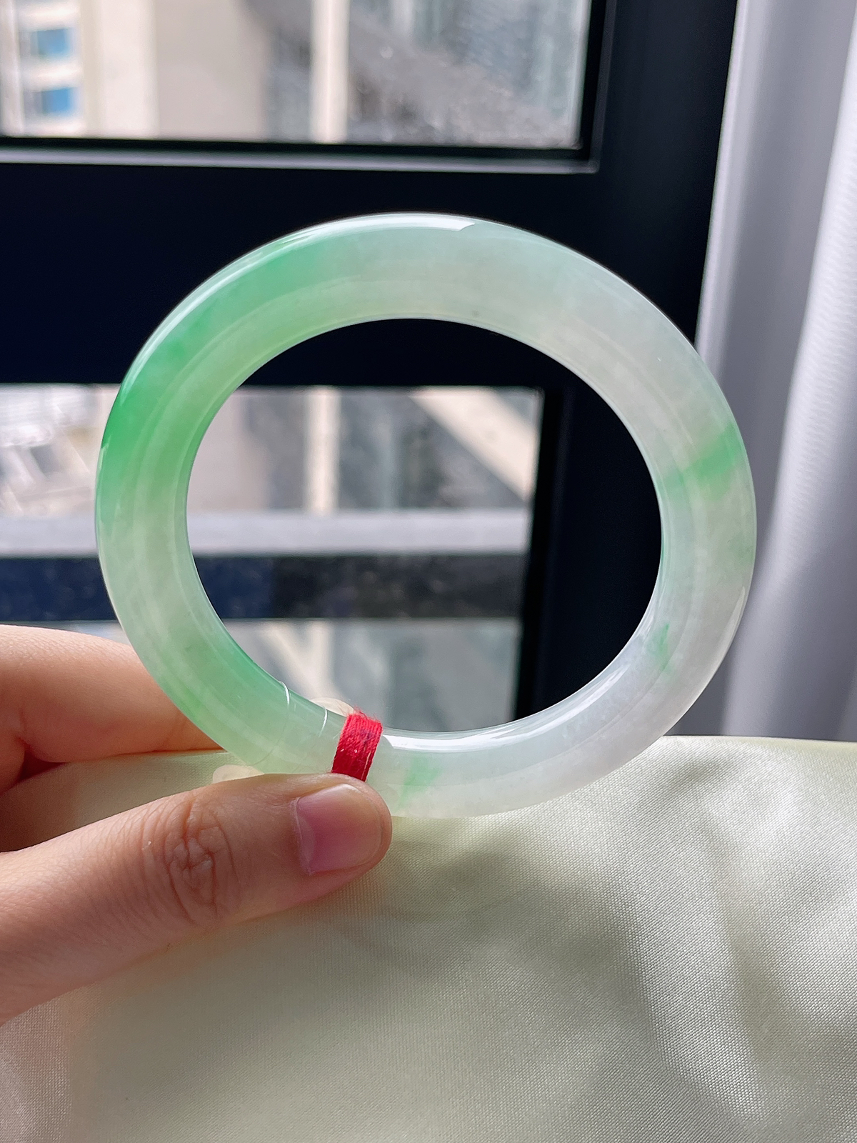 圆镯54.7圈口，翡翠冰糯种飘绿手镯