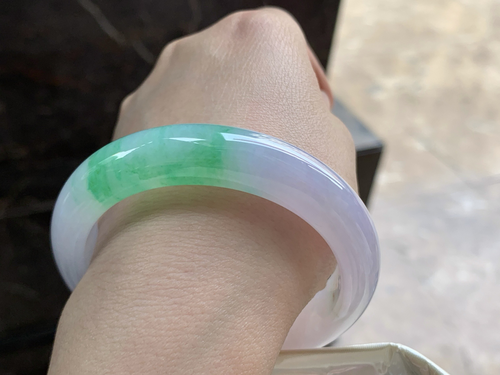 54.5-12.6-8.5

带色手镯^_^春带彩 玉质温润 清新