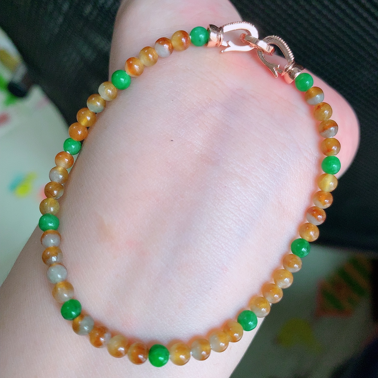 自然光实拍，特色冰黄加绿翡翠手链，翠色灵动，佩戴效果时尚出众，尽显气质，玉质细腻，美感十足。#001