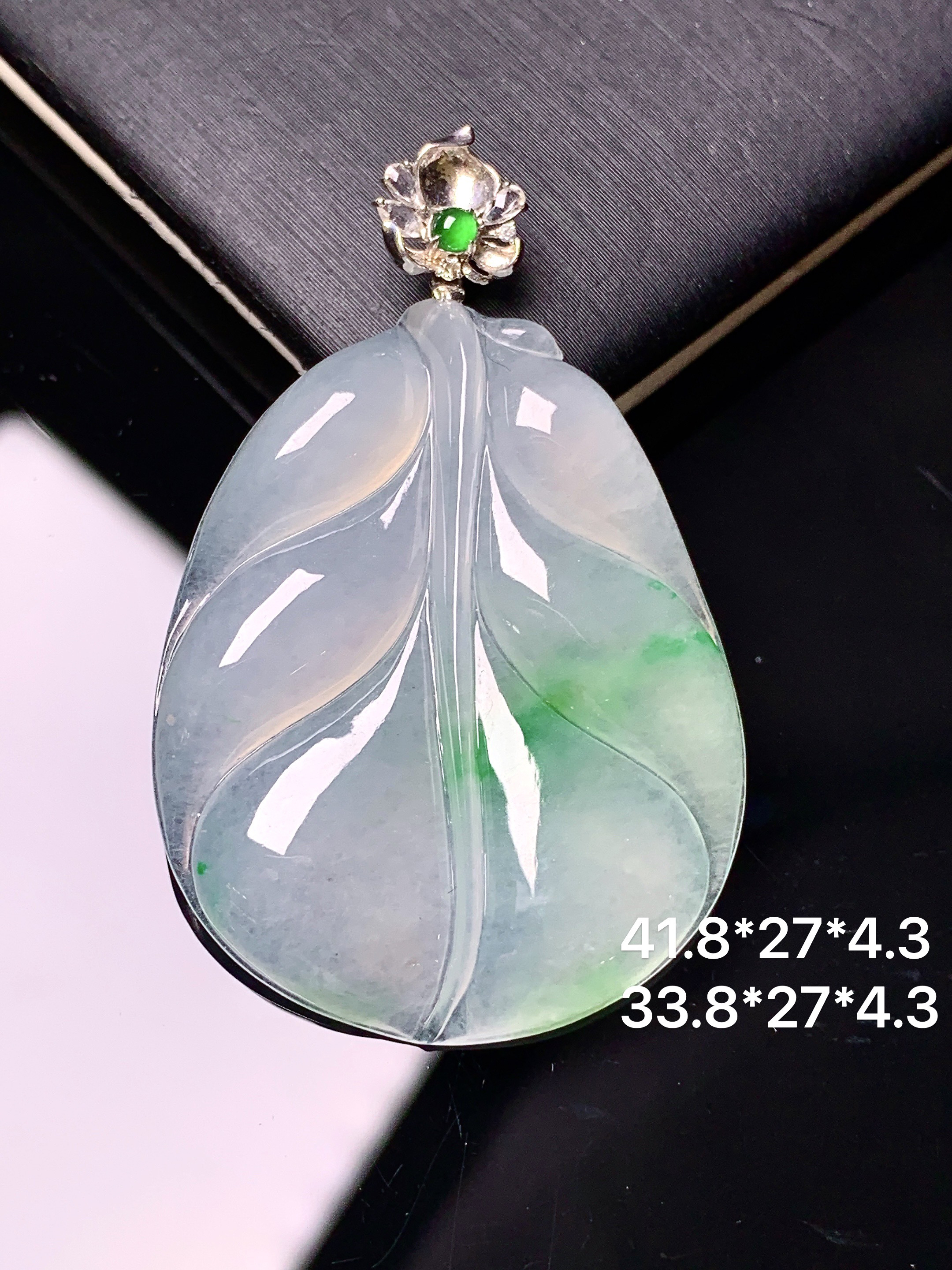 18k金镶嵌冰种飘绿树叶吊坠 玉质细腻 色泽艳丽清新 水润亮眼 整体尺寸41.8*27*4.3 c1