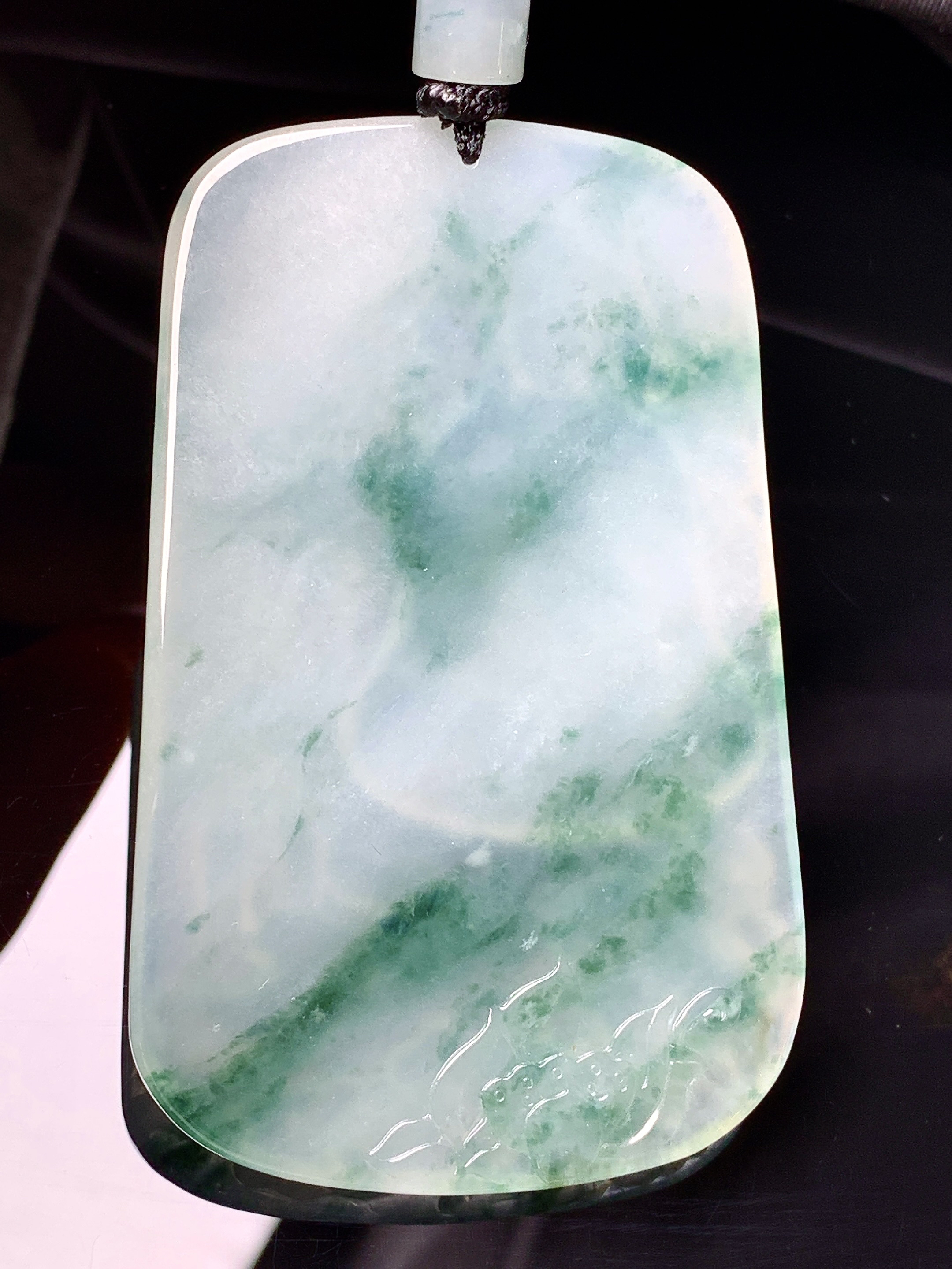 飘绿观音菩萨吊坠 玉质细腻 色泽艳丽清新 水润亮眼 整体尺寸68.3*43*5.5L1