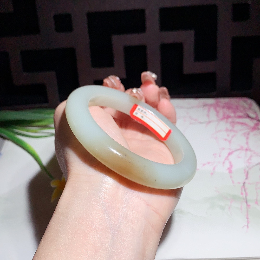 和田玉58.5圈且末糖手镯！玉质细腻油润 底色纯净 无裂无棉 脂粉好，品质高。