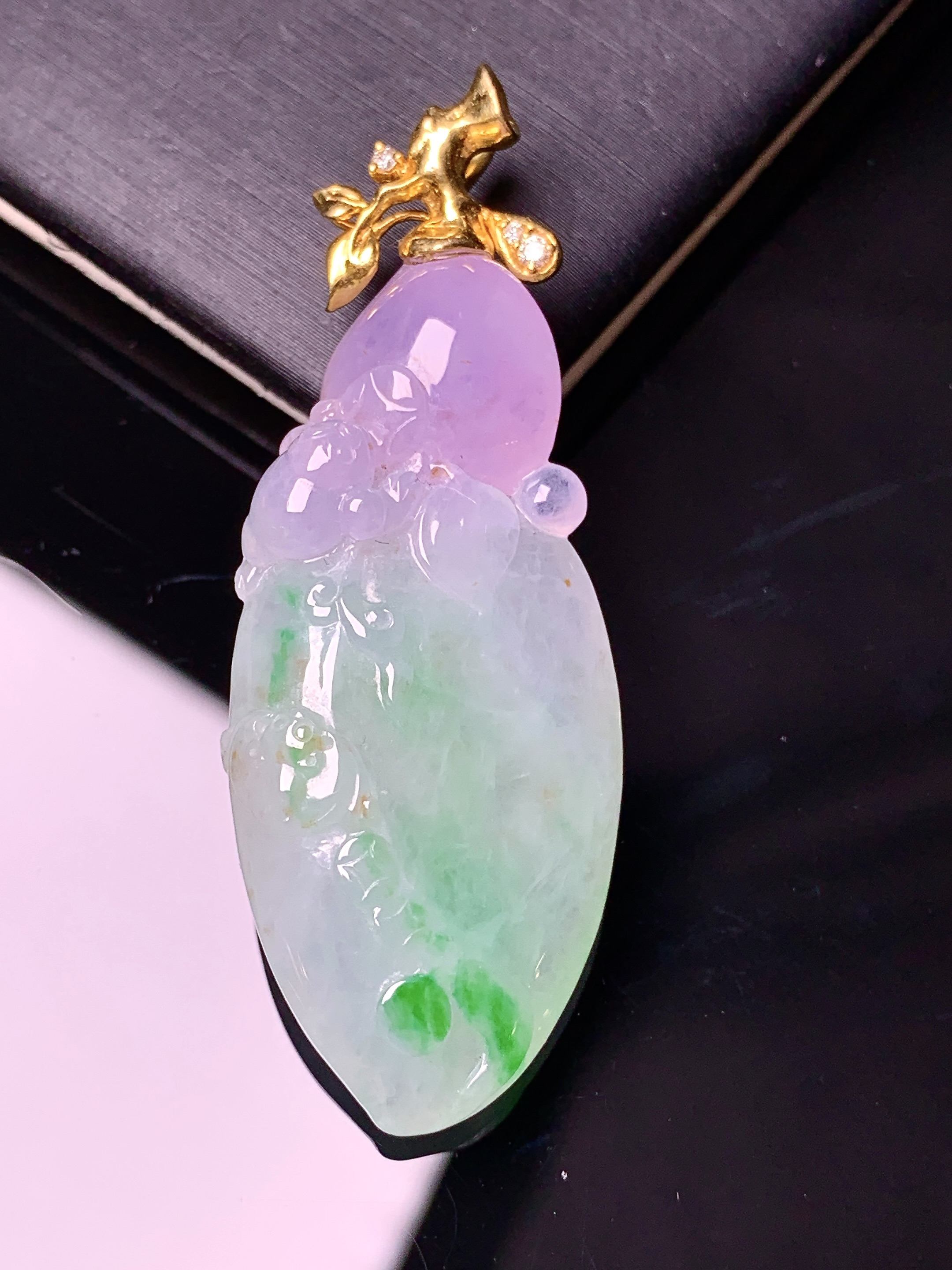 18k金钻镶嵌飘紫绿寿桃吊坠 玉质细腻 色泽艳丽清新 水润亮眼 整体尺寸49.5*18.3*7.5b5