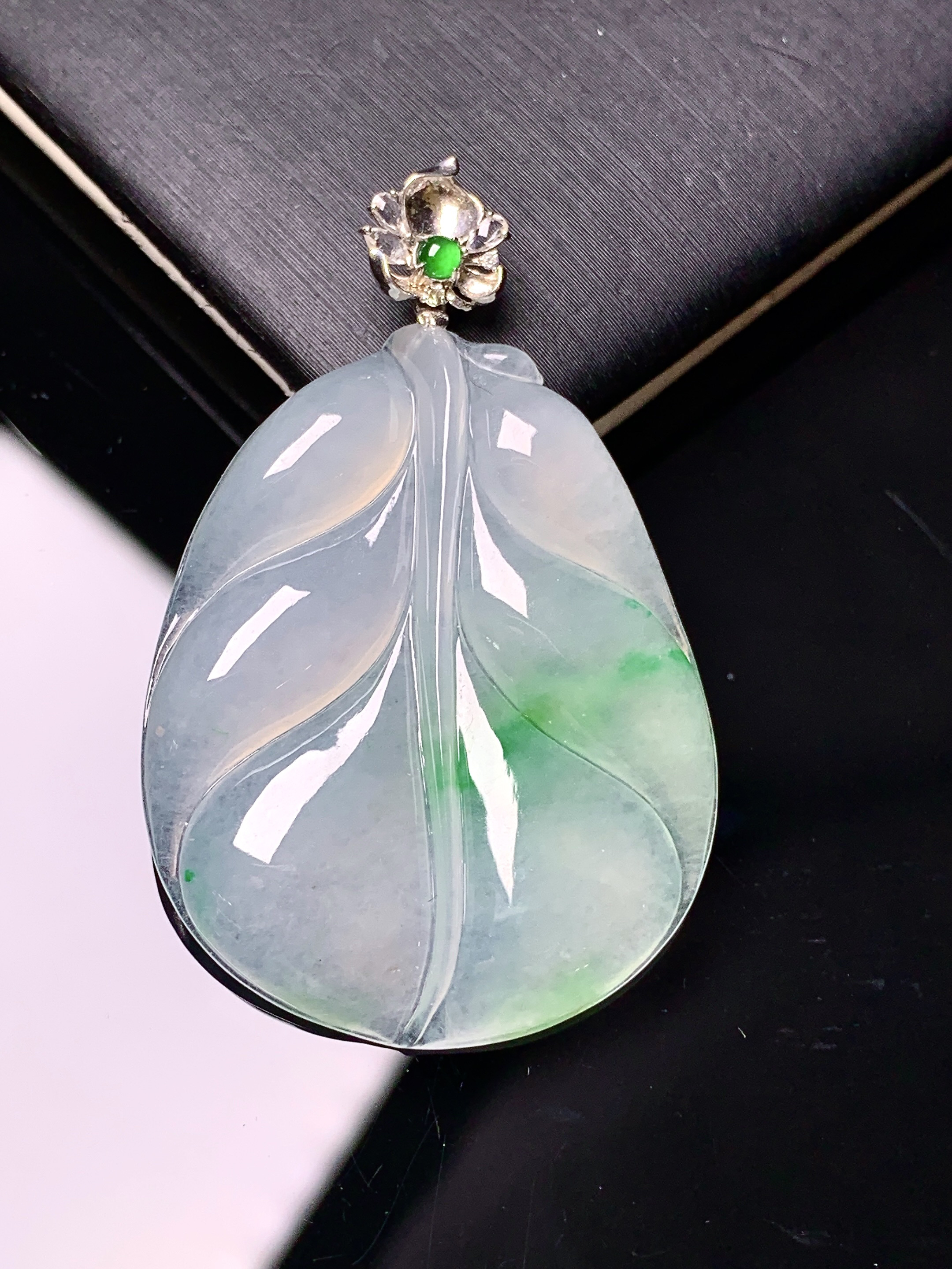 18k金镶嵌冰种飘绿树叶吊坠 玉质细腻 色泽艳丽清新 水润亮眼 整体尺寸41.8*27*4.3 c1