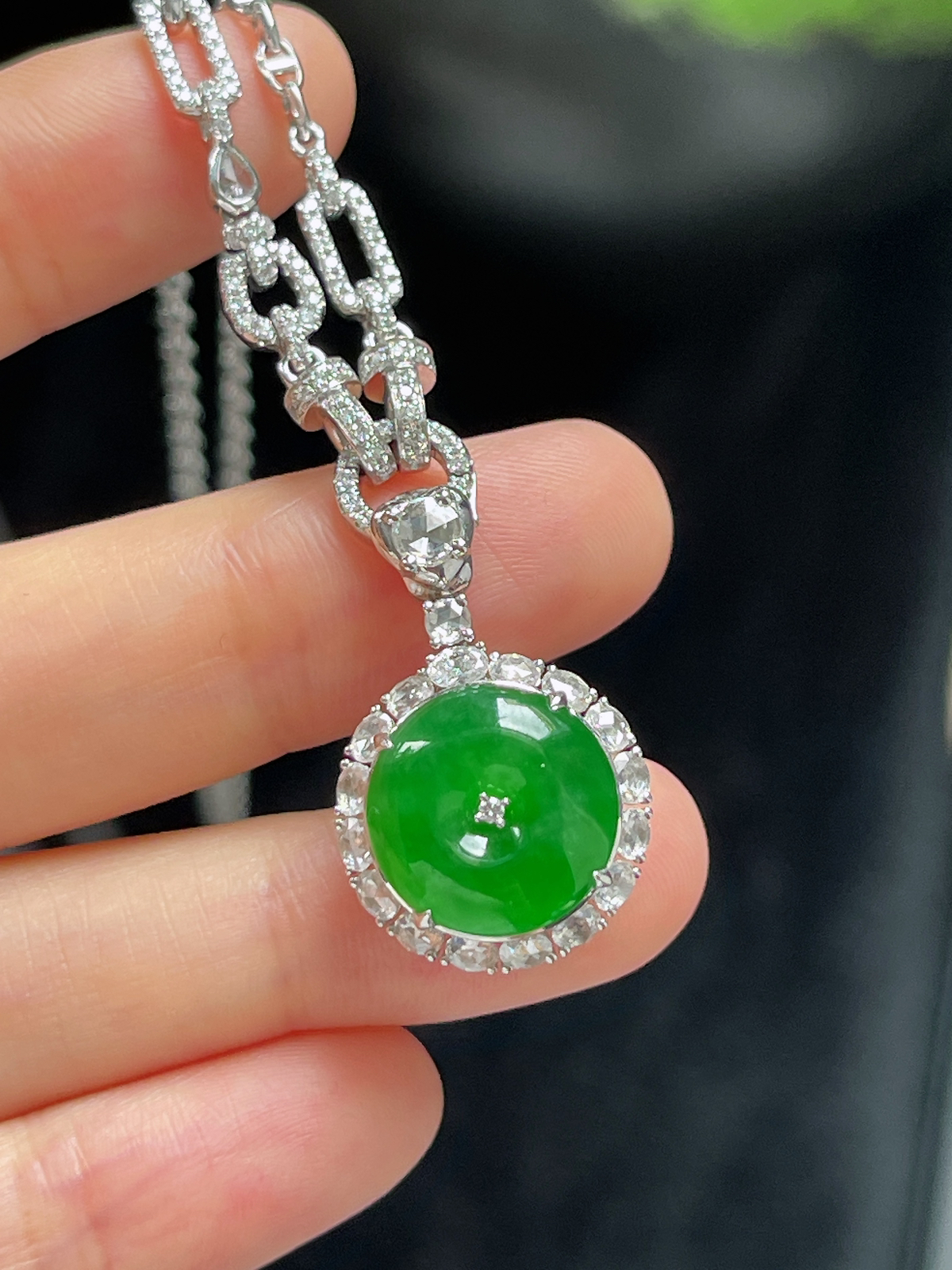 翡翠冰阳绿项链，印记：Au750,伴钻石