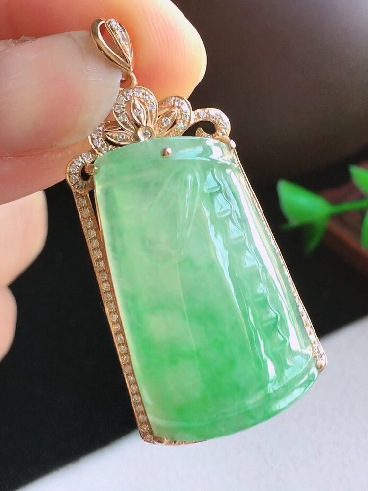 【翡翠名称】18k金镶钻石冰飘阳绿竹节吊坠
【翡翠尺寸】整体37.6/20.4/8.2 
【翡翠描述】宝贝种老水足，玉质细腻，色泽靓丽，性价比高，佩戴效果好！
【其它赠送】权威证书/精美挂绳盒子/支持全国复检