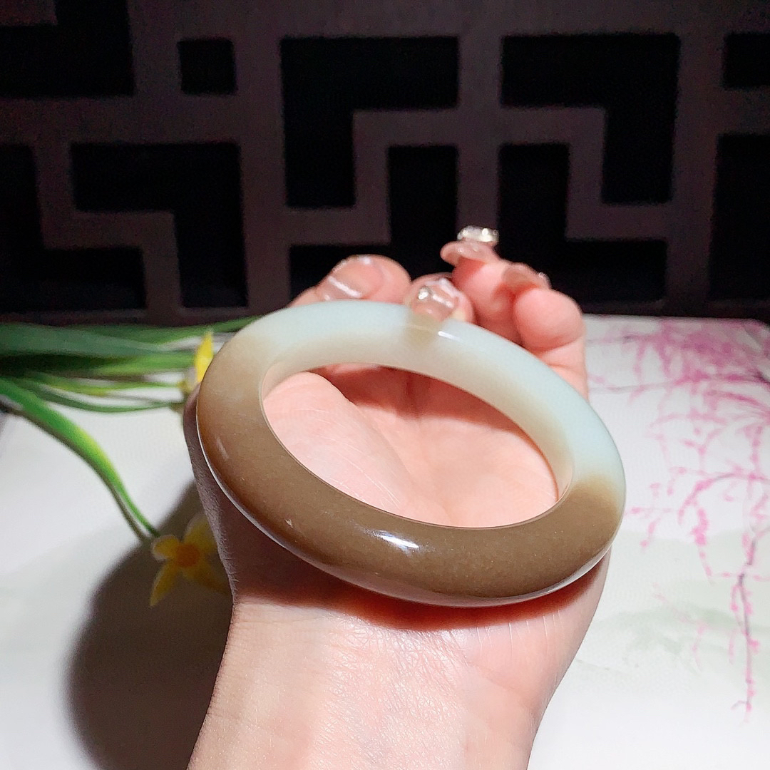 和田玉56.5圈且末糖手镯！玉质细腻油润 底色纯净 无纹裂 脂粉好，品质高。