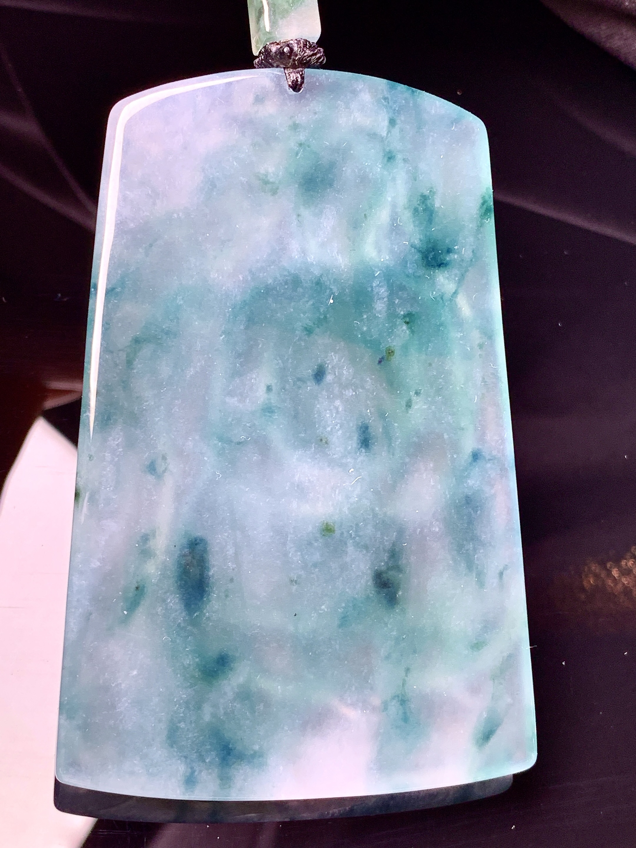 飘绿大日如来佛祖吊坠 玉质细腻 色泽艳丽清新 水润亮眼 整体尺寸68.6*45.2*6.3L1