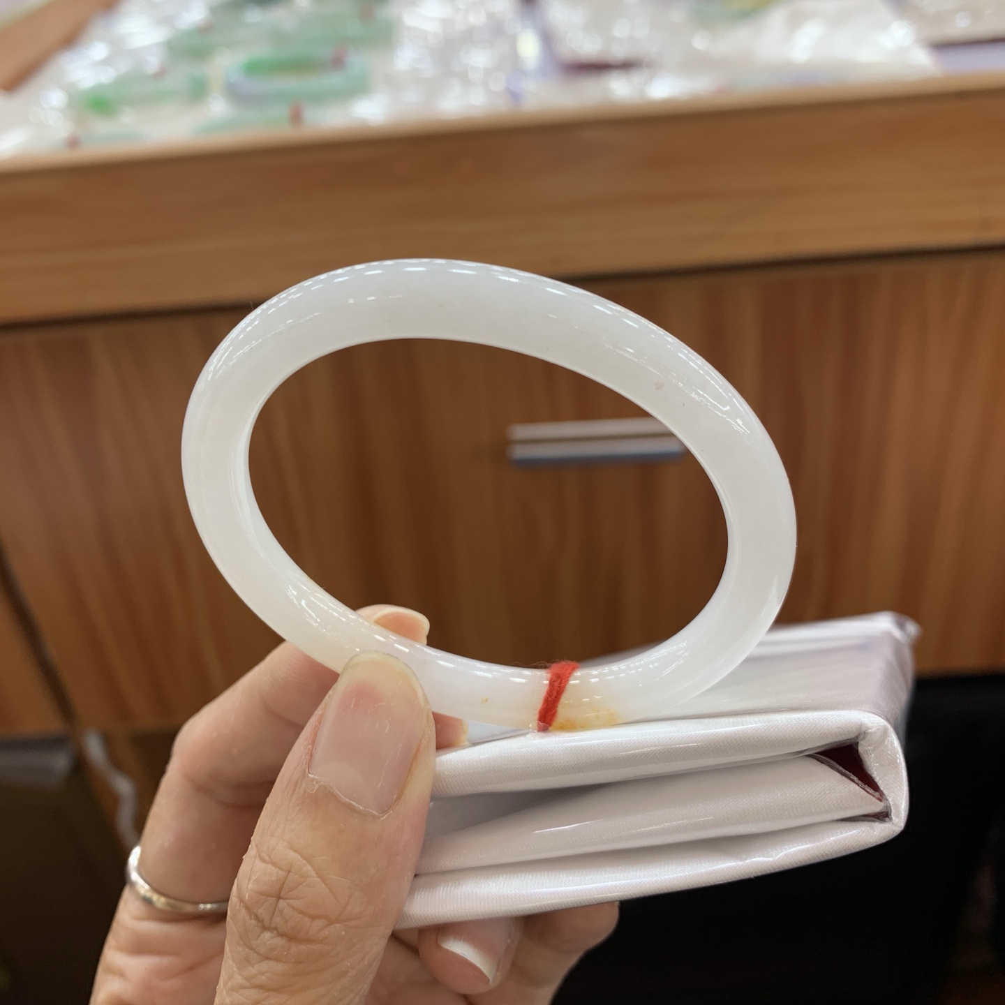 041401FN 飘黄翡小贵妃翡翠手镯 54-46.4-7.2-7