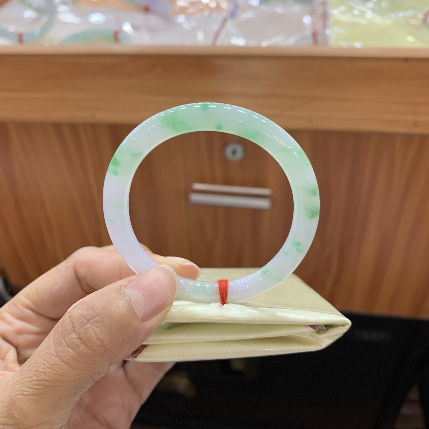 041302FN 飘绿贵妃翡翠手镯 54-45.8-6-6.6 无裂 飘绿