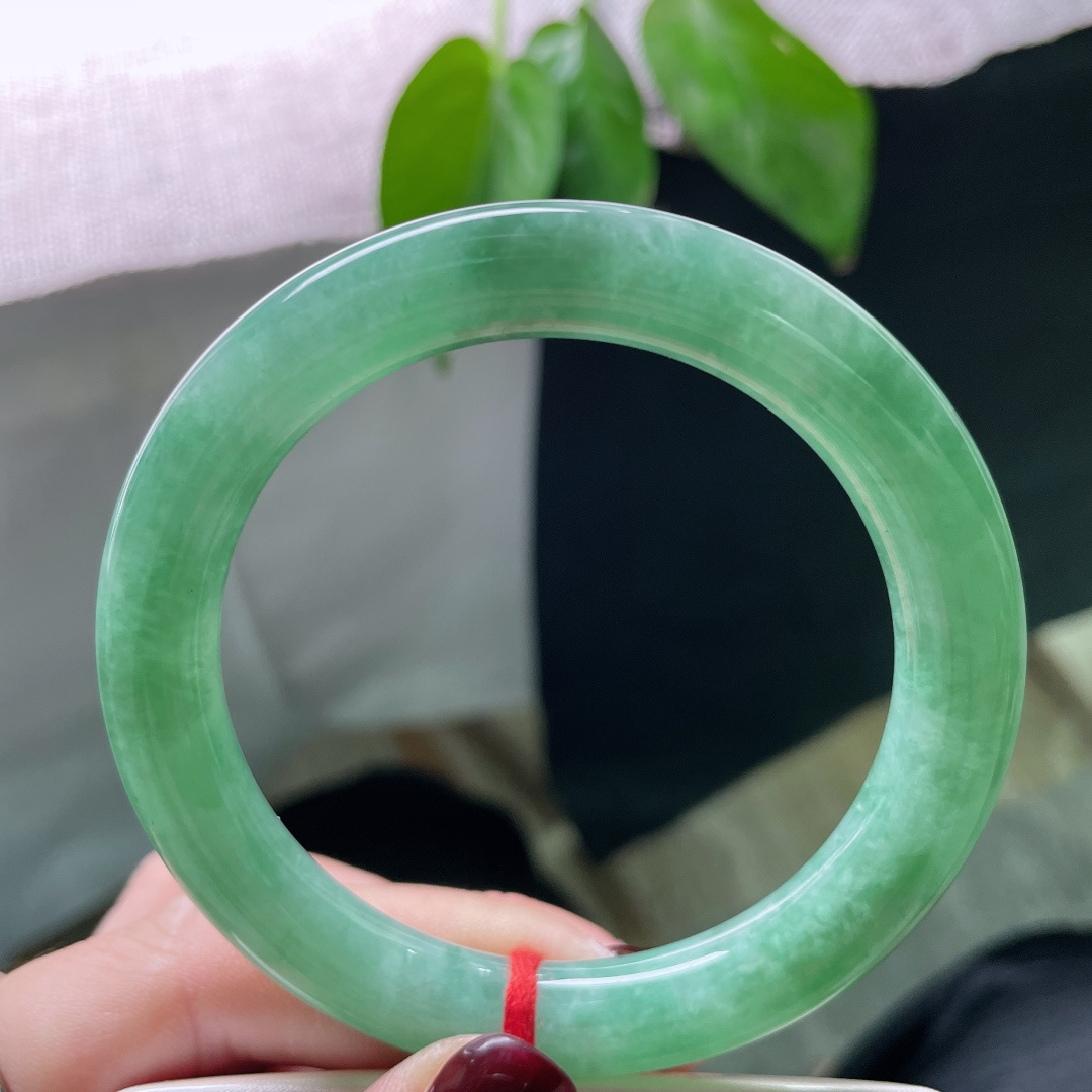 56/9.5，豆绿底圆条，颜色好，种老，佩戴从容优雅，细润，无裂，ss50153a