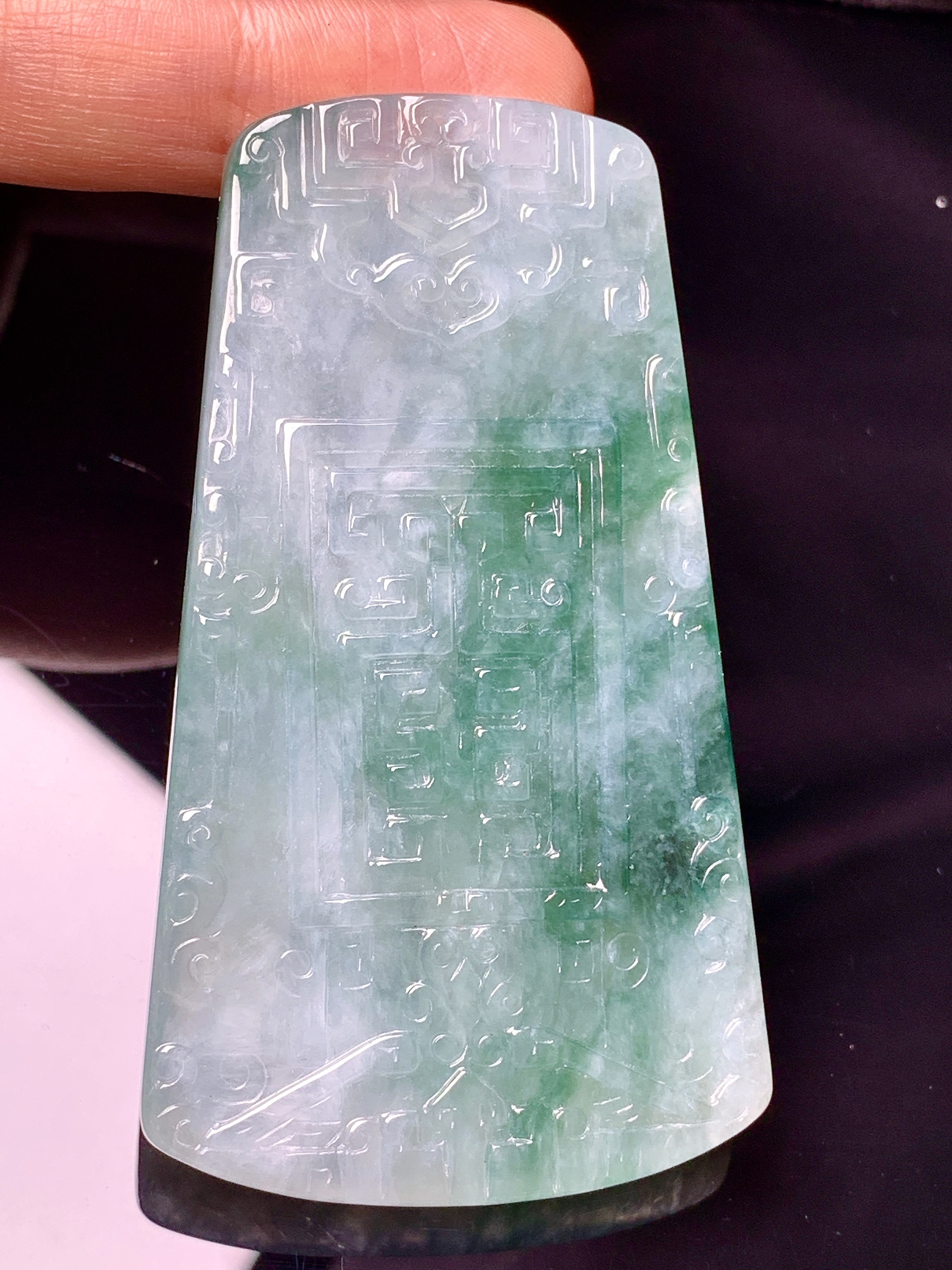 飘绿雕花牌吊坠 玉质细腻 色泽艳丽清新 水润亮眼 整体尺寸66*37.5*5.5d1