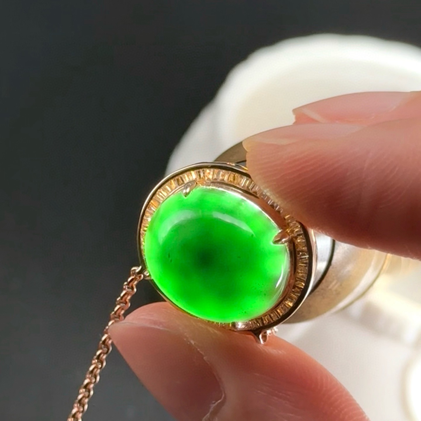 精品18k墨翠蛋面锁骨链 种好色正 黑度极好 打灯通透 油性十足 尺寸18.9