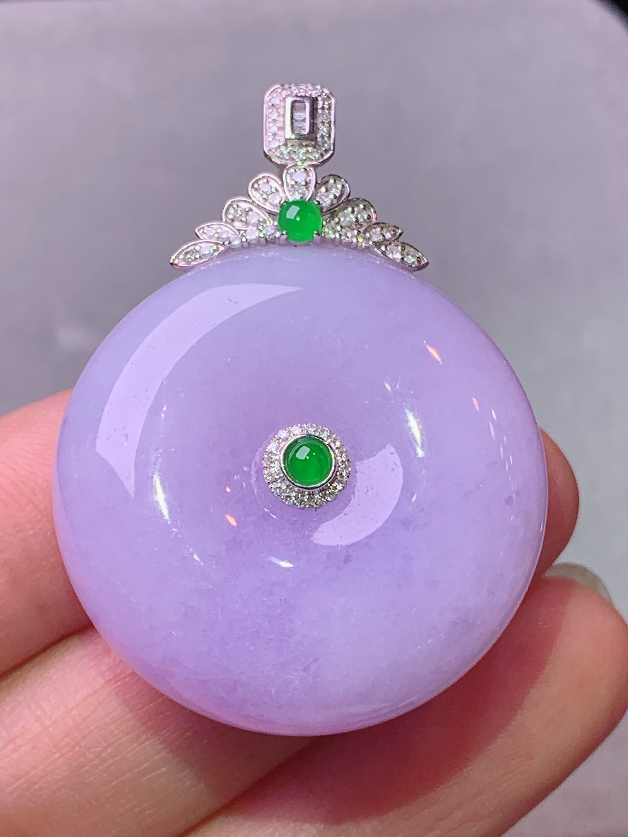 18k金钻镶嵌紫罗兰平安扣吊坠 玉质细腻 色泽艳丽清新 水润亮眼 整体尺寸41.3*30*12b1