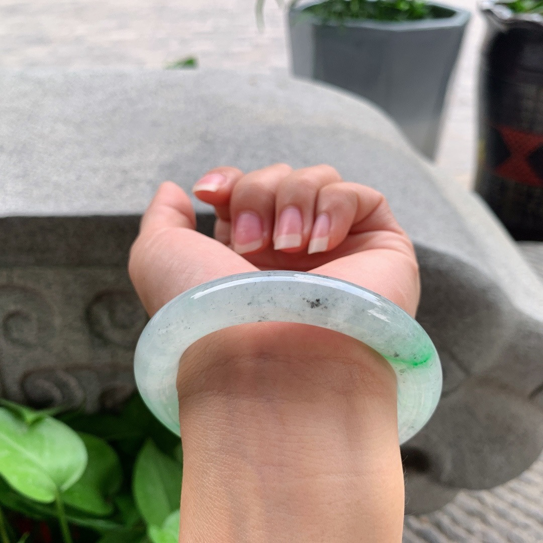 圈口 55.8-10.8【冰乌鸡飘绿圆条手镯】圆条55 56可戴