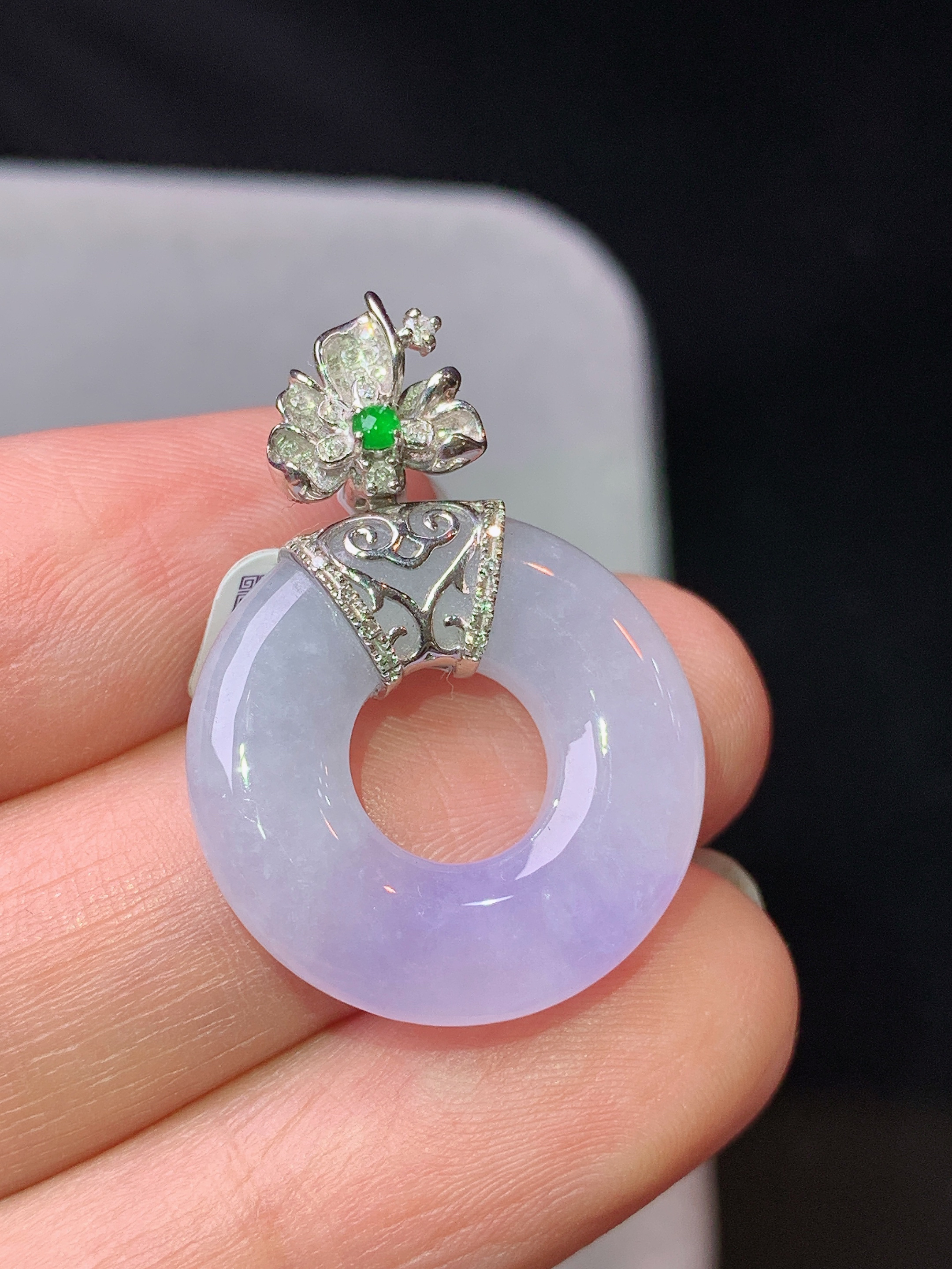 18k金钻镶嵌飘紫罗兰平安环吊坠 玉质细腻 色泽艳丽清新 水润亮眼 整体尺寸28.8*20.5*4.