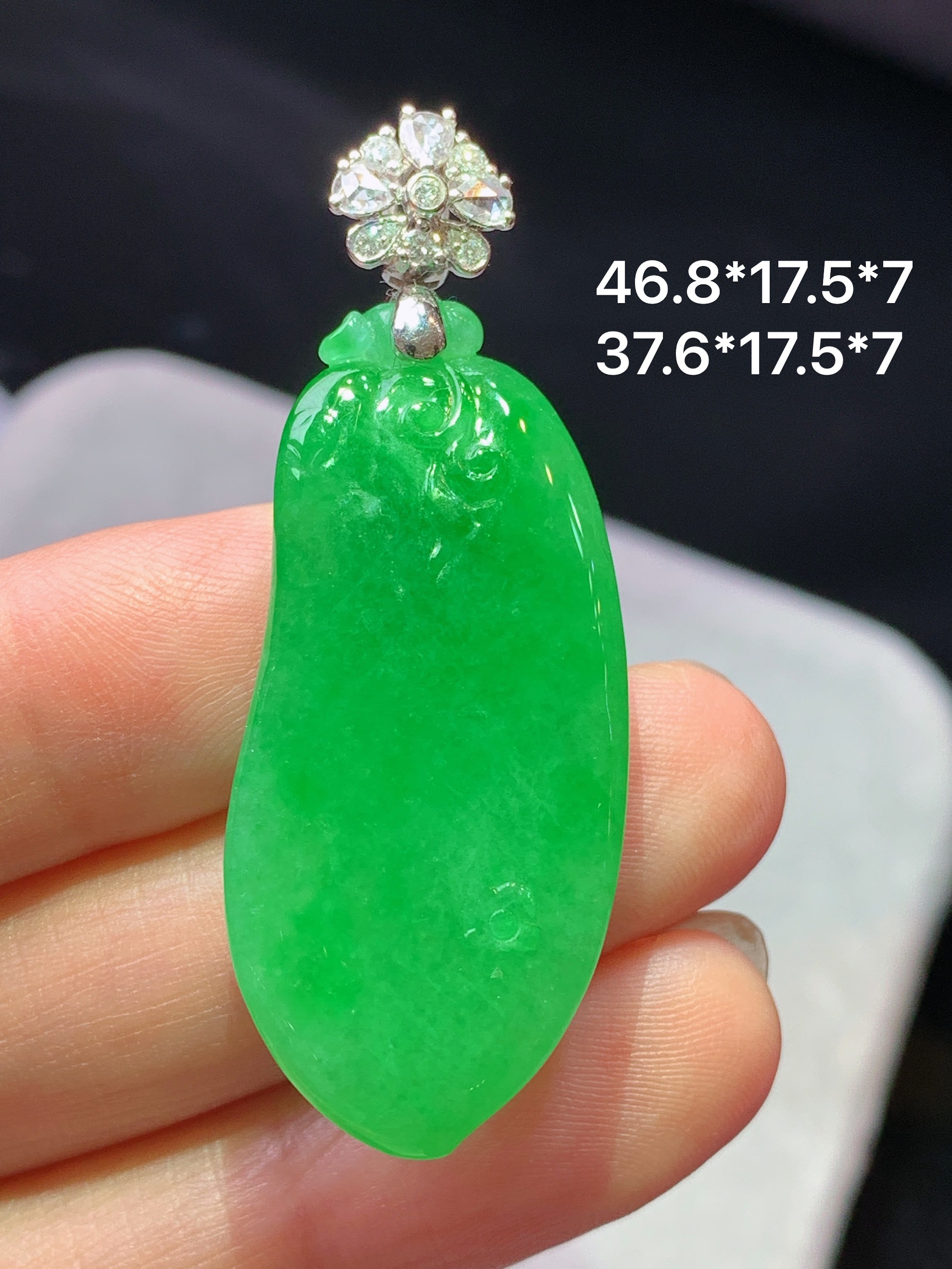 18k金钻镶嵌满绿福瓜吊坠 玉质细腻 色泽艳丽清新 水润亮眼 整体尺寸46.8*17.5*7b5