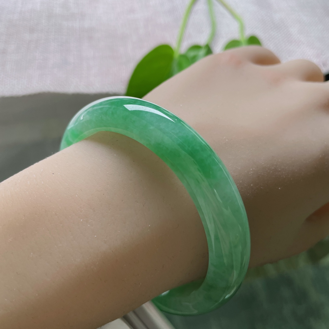56.2/11.9/8.2绿色正圈，水润细腻，沁人心脾，甜美，传承之美，贵气，一点皮纹，ss50686a