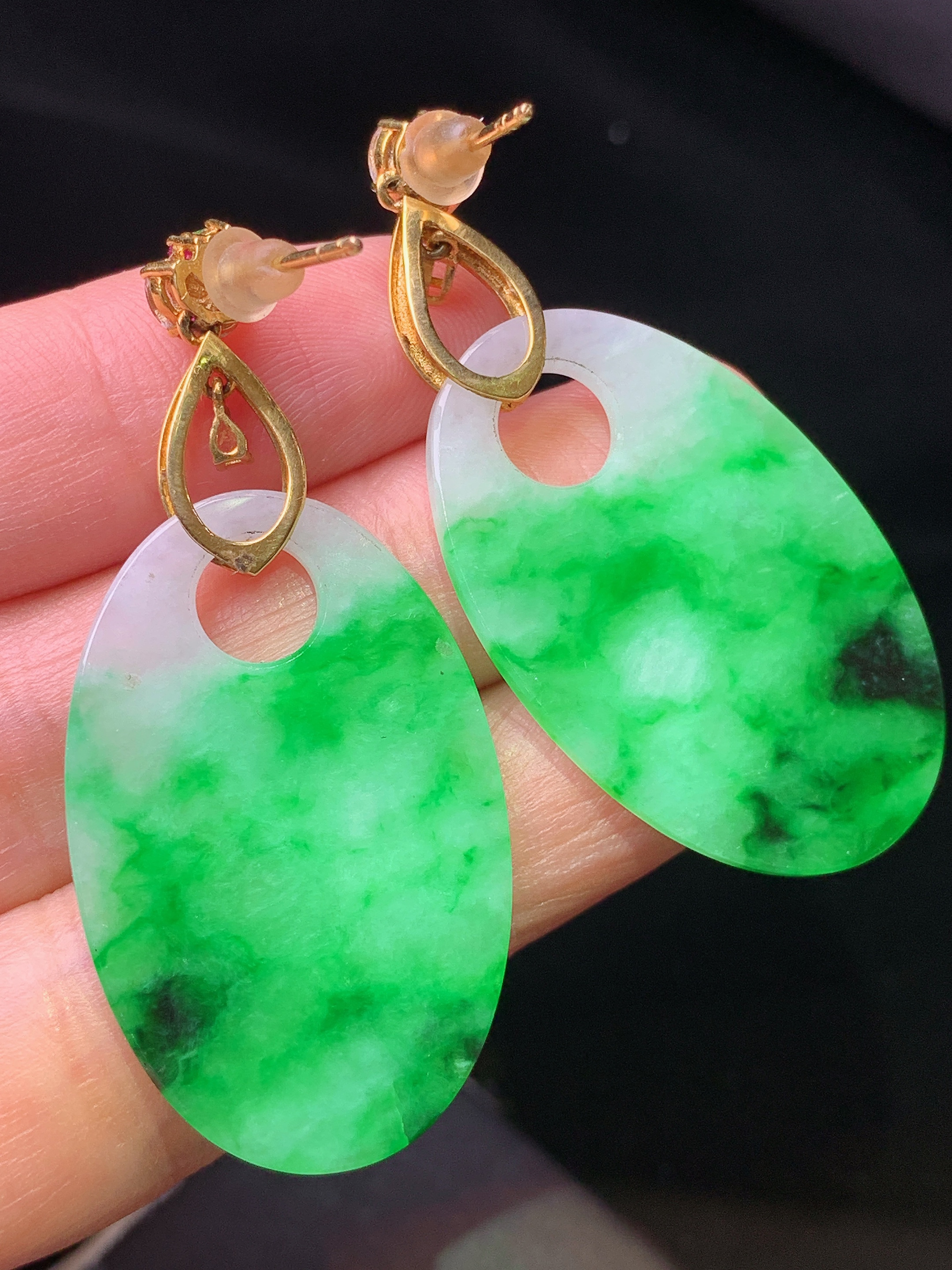 18k金钻镶嵌飘阳绿圆牌耳坠 玉质细腻 色泽艳丽清新 水润亮眼 整体尺寸48.5*21.5*2j3