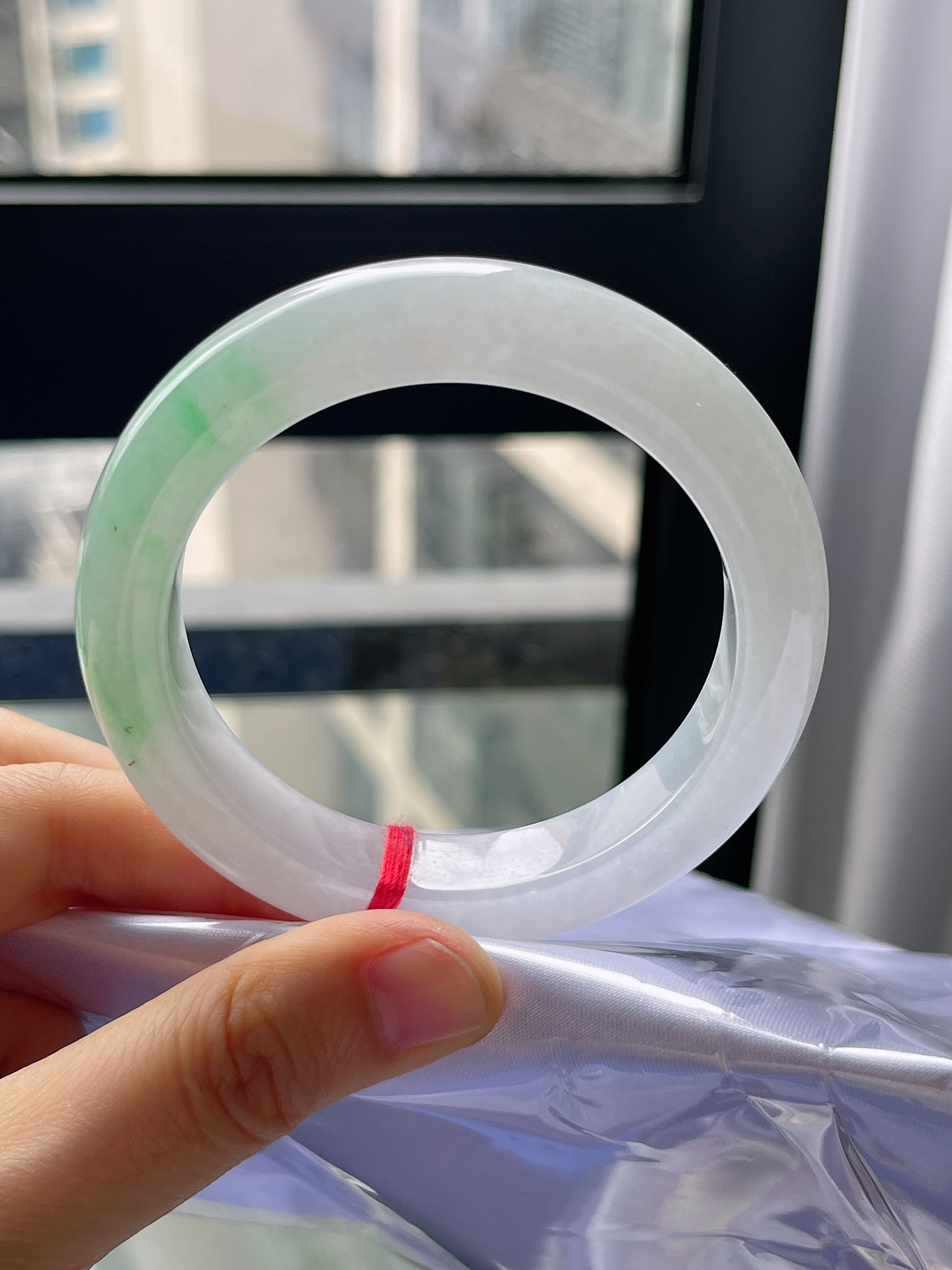 正圈54.8圈口，翡翠冰糯种飘绿手镯