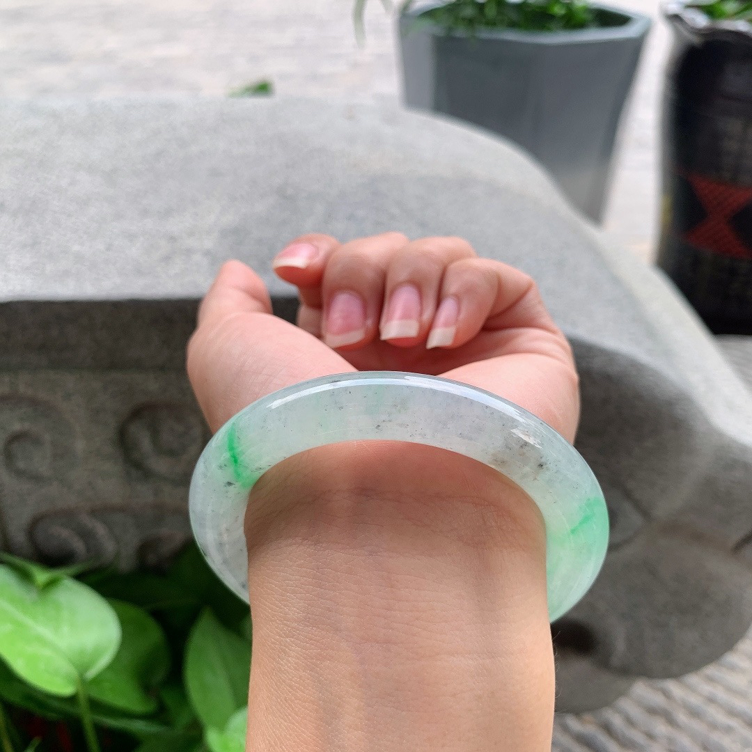 圈口 55.8-10.8【冰乌鸡飘绿圆条手镯】圆条55 56可戴