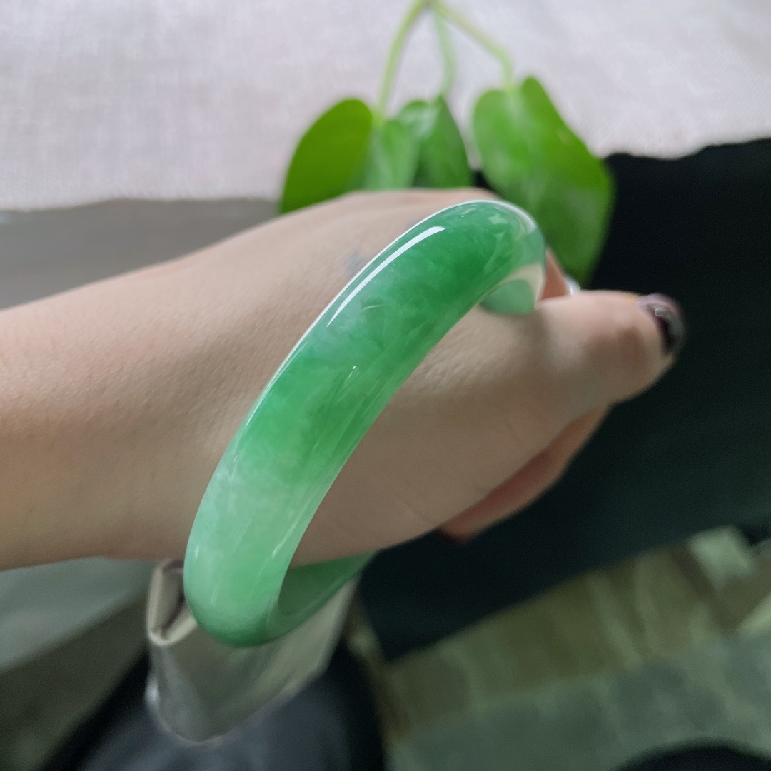 56.2/11.9/8.2绿色正圈，水润细腻，沁人心脾，甜美，传承之美，贵气，一点皮纹，ss50686a