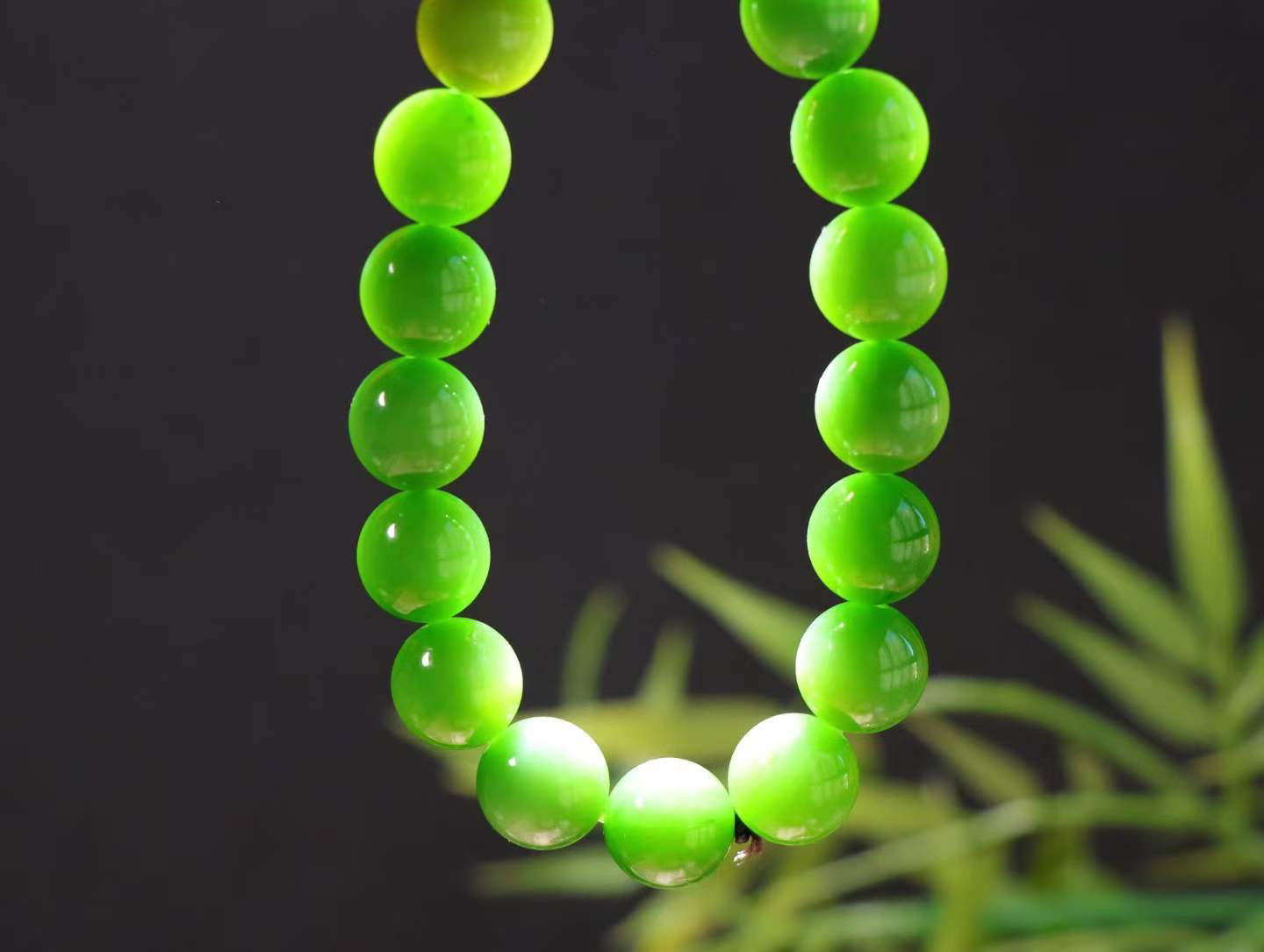 【珠圆玉润】

   精品和田玉碧玉猫眼手串，碧玉老料 带猫眼，玉质温润油润，珠子都散发着温润光泽，沉淀着优雅。佩戴它，感受时光的静谧与从容，彰显不凡品味。
重45.3克  尺寸取一11.8mm  O18822208113