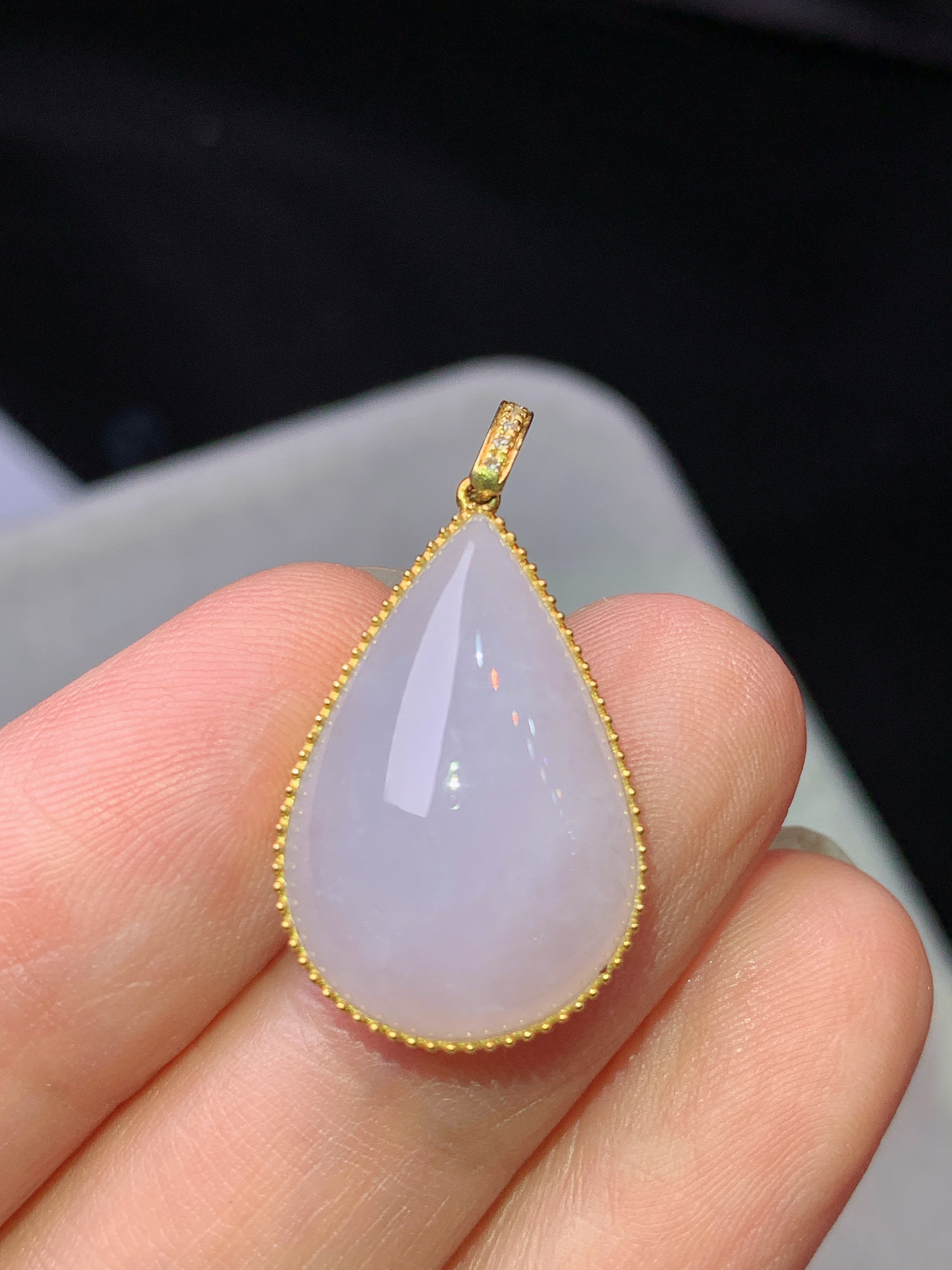 18k金镶嵌淡紫罗兰水滴吊坠 玉质细腻 色泽艳丽清新 水润亮眼 整体尺寸26.3*14.3*6.6c1