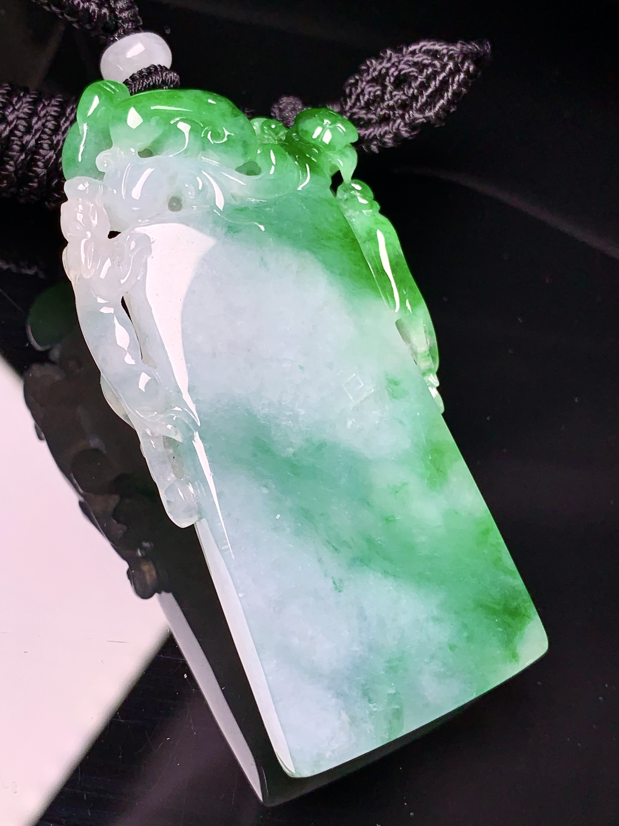 飘绿竹节吊坠 玉质细腻 色泽艳丽清新 水润亮眼 整体尺寸61.8*30.5*7L1