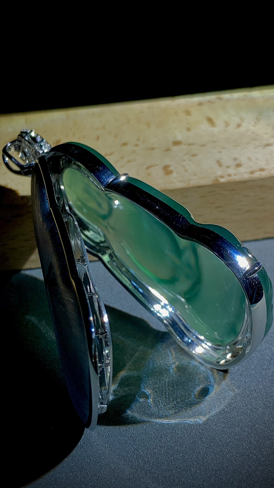 【观自在】，净瓶观音菩萨，
裸石61-32.5-5mm，整体71.5-33-12.5mm，
35.78g，18K金，南非钻，