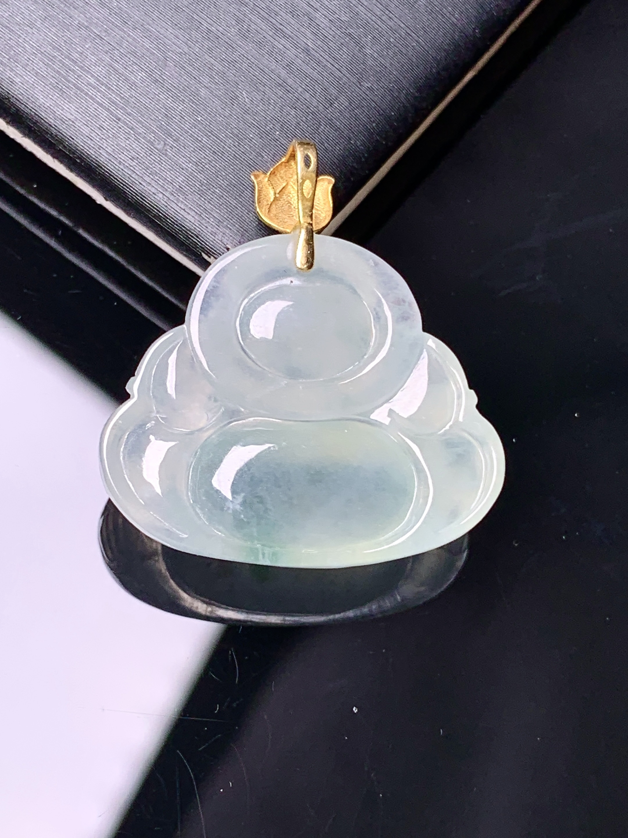 18k金镶嵌冰种飘绿佛公吊坠 玉质细腻 色泽艳丽清新 水润亮眼 整体尺寸24.8*23*6.8m1