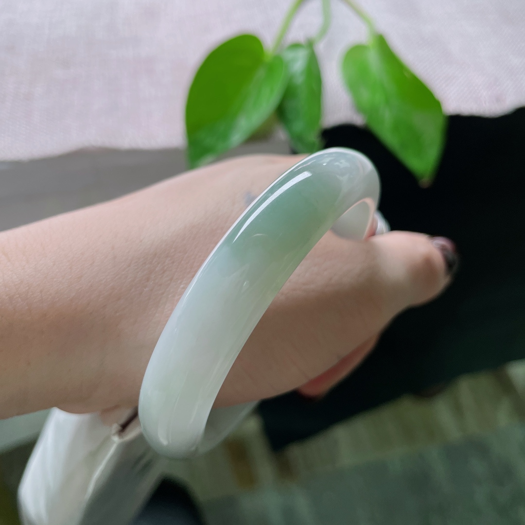 56.2/12.6/7.7，白底正圈，质地温润细腻，一抹油青色点缀，简约不简单，皮纹，ss49274a