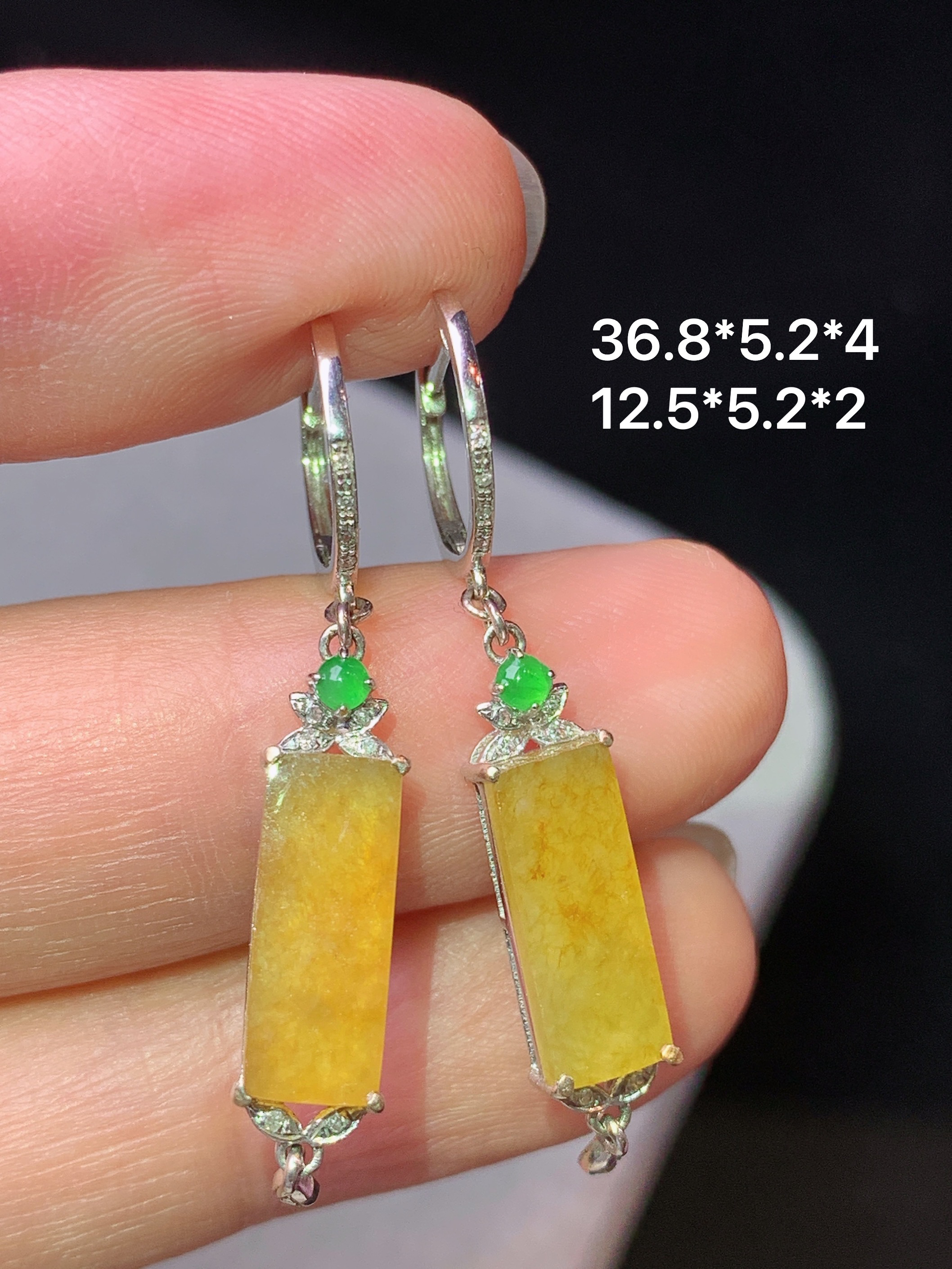 18k金钻镶嵌黄翡无事牌耳坠 玉质细腻 色泽艳丽清新 水润亮眼 整体尺寸36.8*5.2*4yz