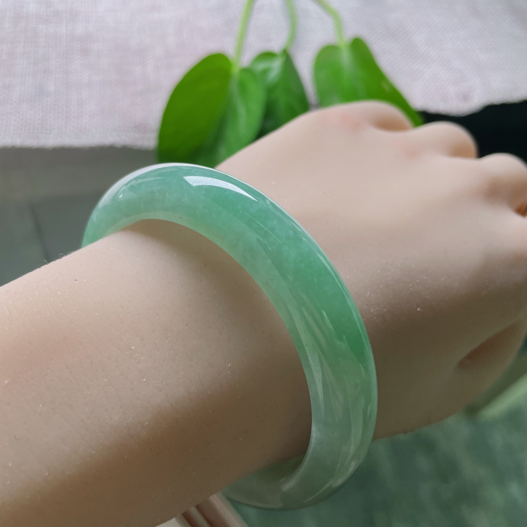 56/12.1/8.3绿色正圈，像雾气一样，边界模糊，慢慢化开，给人一种朦胧美。无裂，ss48768a