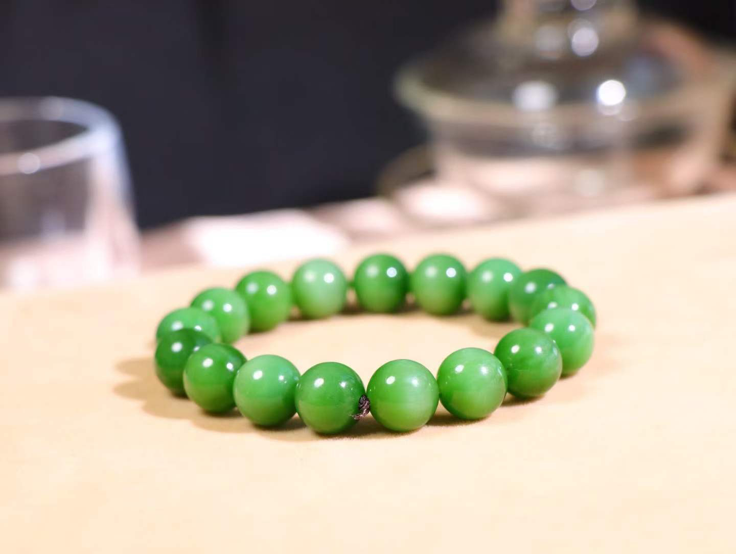 【珠圆玉润】

   精品和田玉碧玉猫眼手串，碧玉老料 带猫眼，玉质温润油润，珠子都散发着温润光泽，沉淀着优雅。佩戴它，感受时光的静谧与从容，彰显不凡品味。
重45.3克  尺寸取一11.8mm  O18822208113