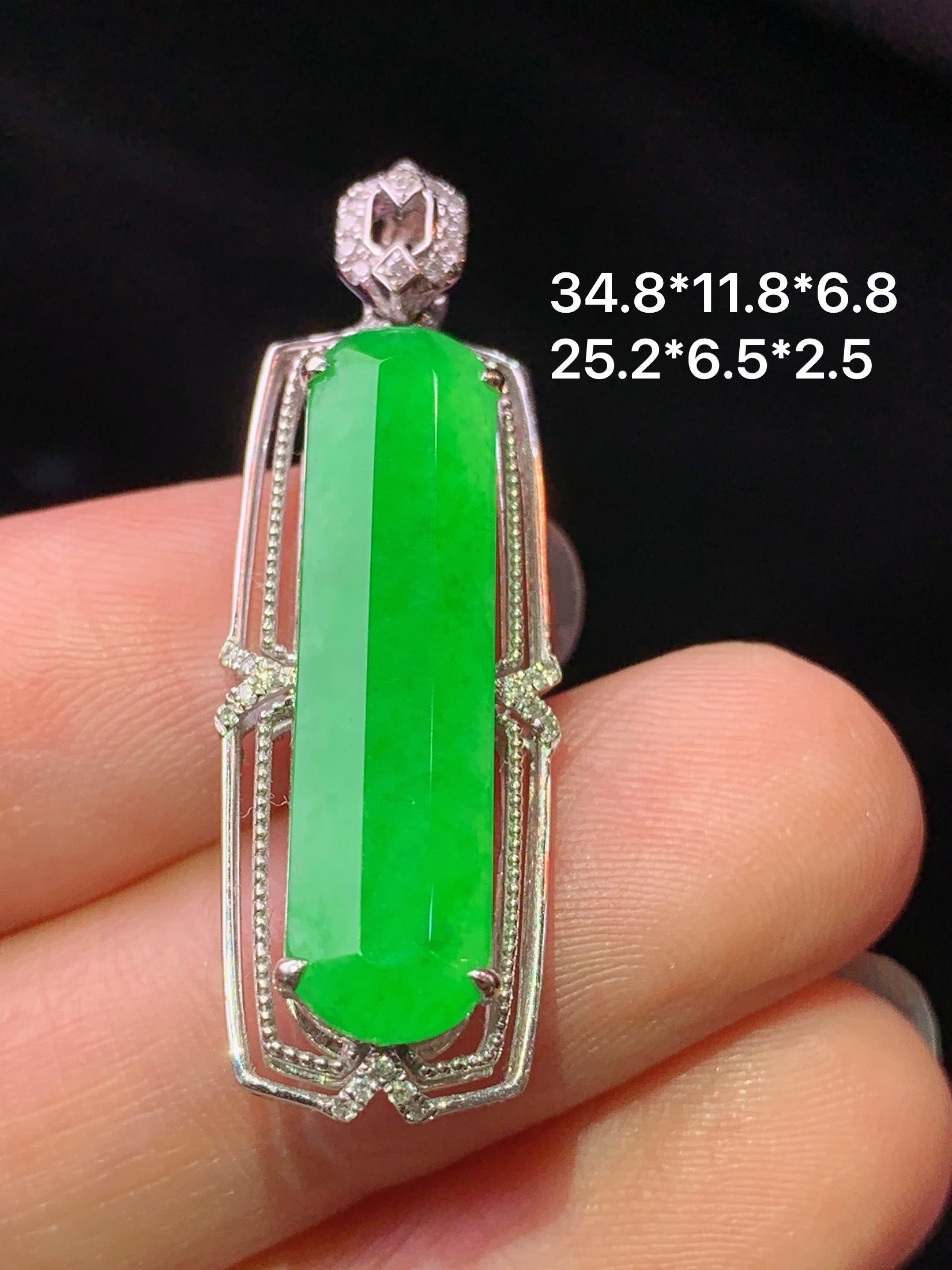 18k金钻镶嵌满绿无事牌吊坠 玉质细腻 色泽艳丽清新 水润亮眼 整体尺寸34.8*11.8*6.8b7