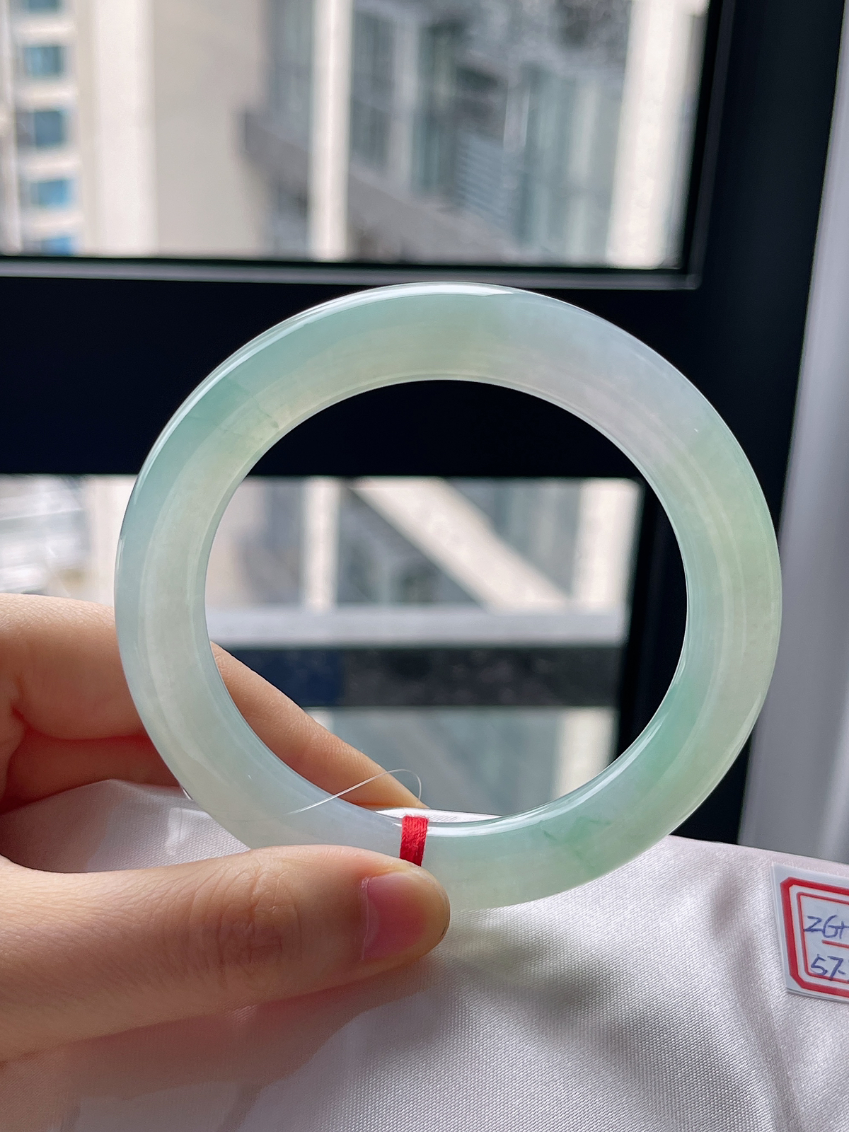 圆镯57.2圈口，翡翠冰糯种淡绿色手镯