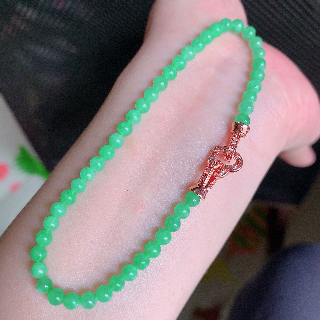 自然光实拍，冰润满绿翡翠手串手链，翠色灵动，佩戴效果时尚出众，尽显气质，玉质细腻，美感十足。#003.1取一尺寸3.9mm