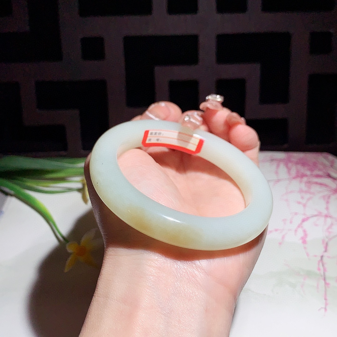 和田玉57.5圈且末糖手镯！玉质细腻油润 底色纯净 无裂无棉 脂粉好，品质高。