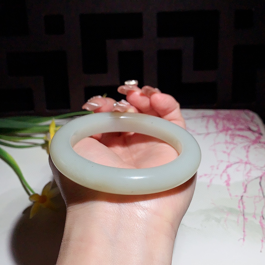 和田玉58.5圈且末糖手镯！玉质细腻油润 底色纯净 无裂无棉 脂粉好，品质高。