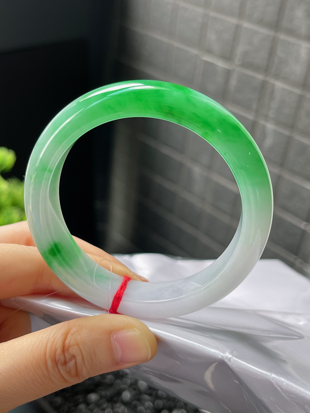 正圈55.7圈口，翡翠冰糯种飘绿手镯