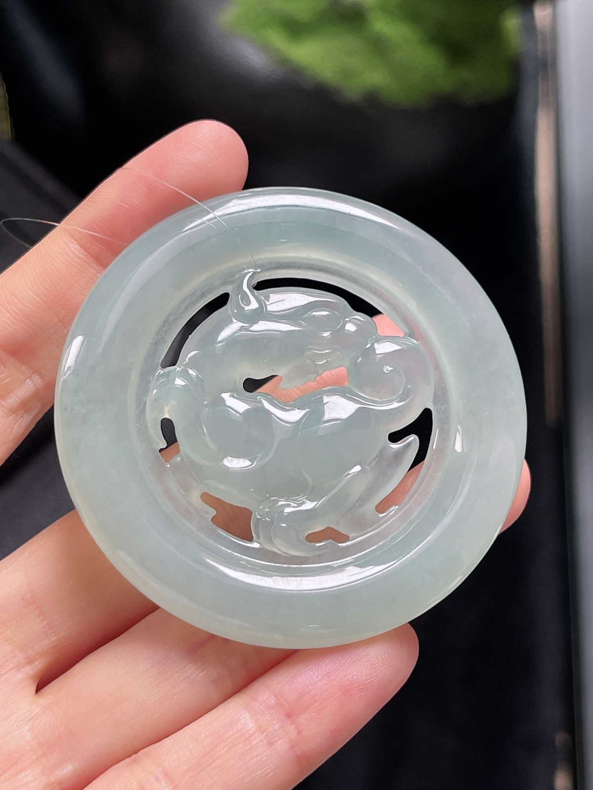 翡翠冰糯种淡绿色祥瑞吊坠