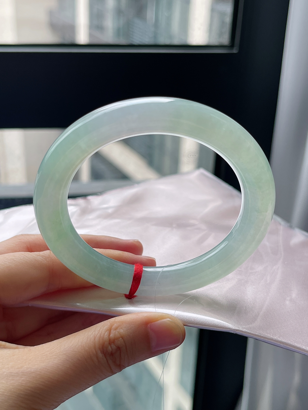 圆镯57.2圈口，翡翠冰糯种淡绿色手镯