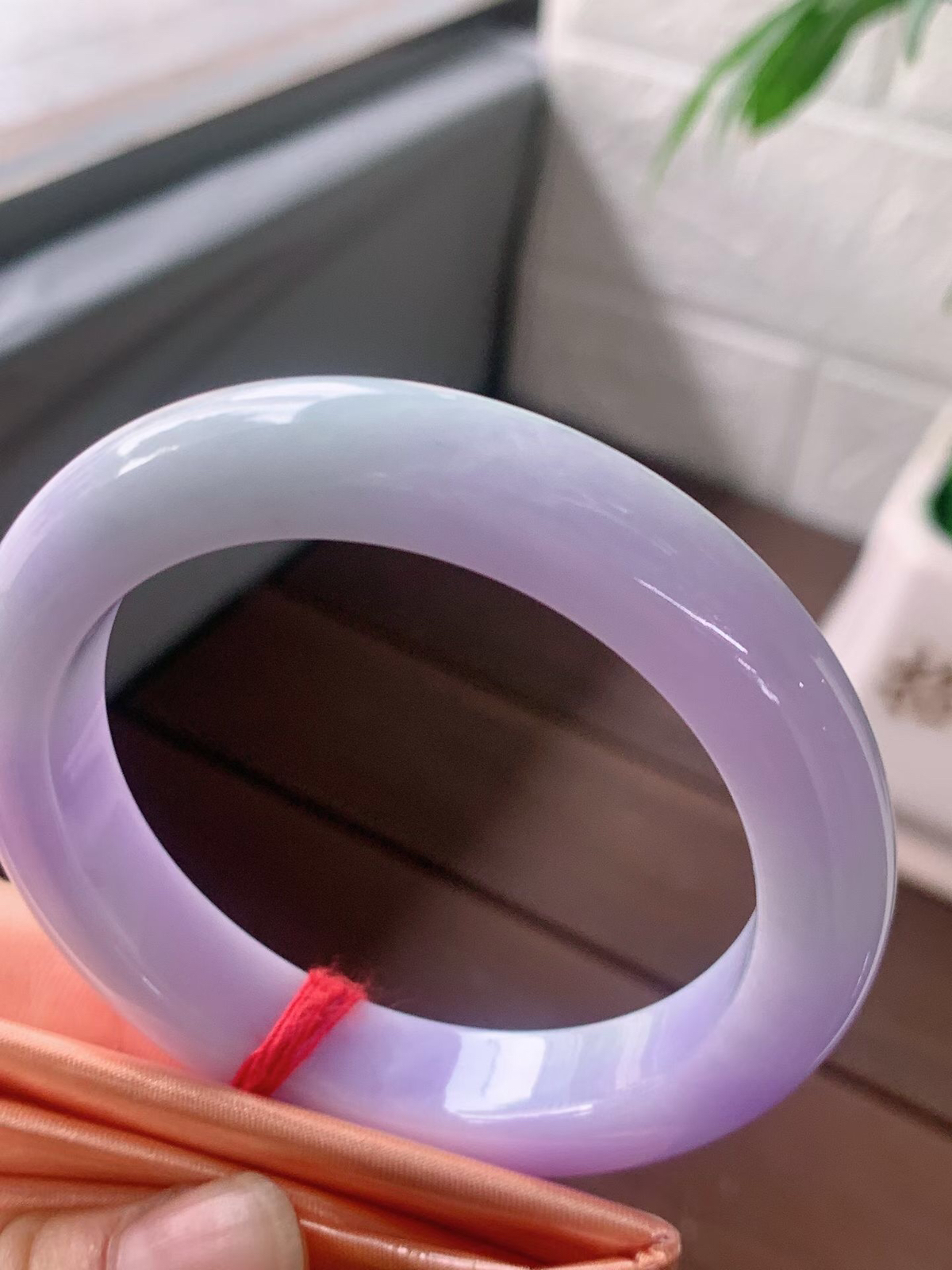 【翡翠名称】老种紫罗兰55正圈口手镯
【翡翠尺寸】55/11.7/9.2mm适合54-56正圈口佩戴
【翡翠描述】宝贝种老水足，玉质细腻，色泽靓丽，性价比高，佩戴效果好！
【其它赠送】权威证书/精美挂绳盒子/支持全国复检